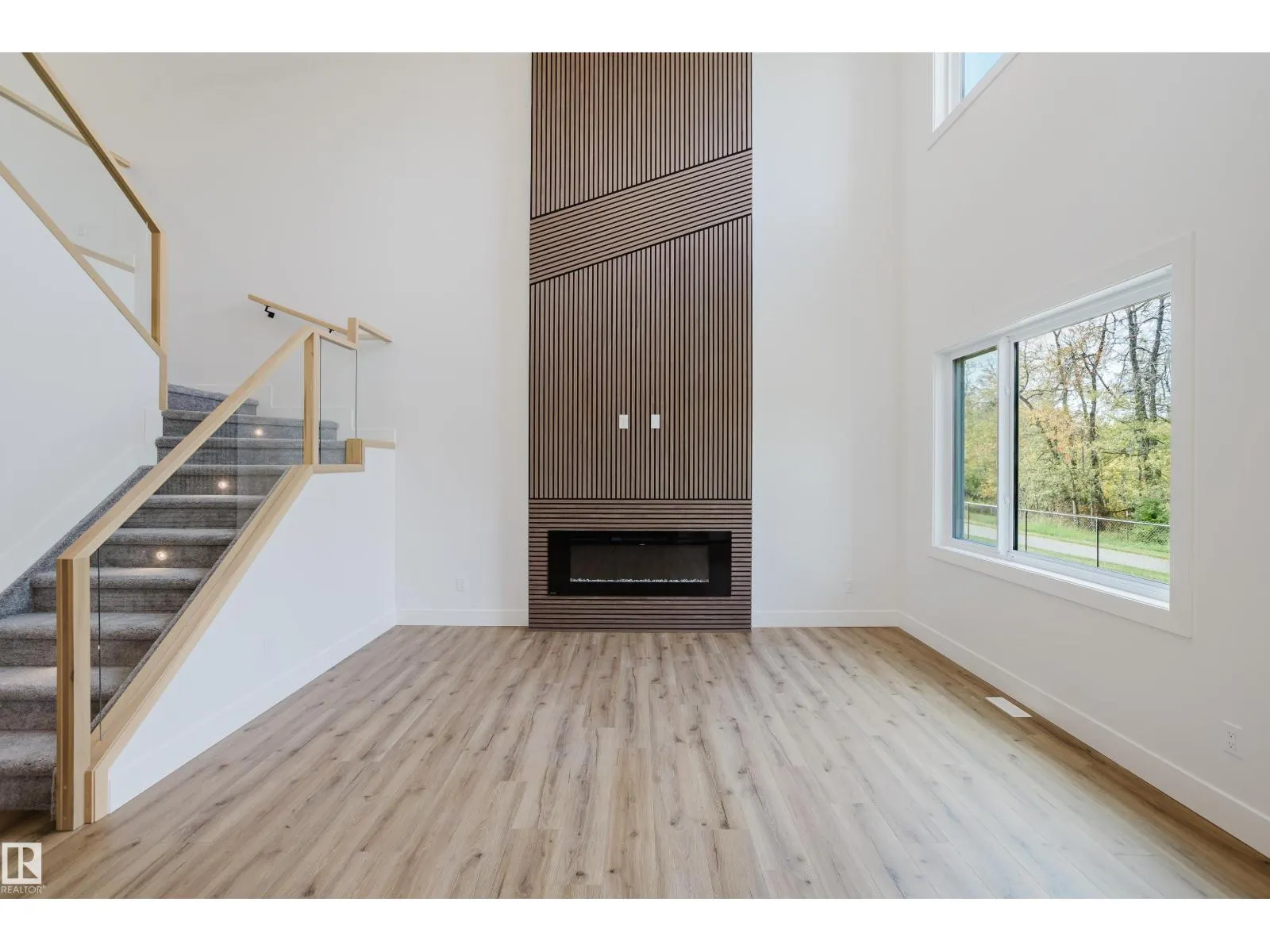 2512 213 ST NW