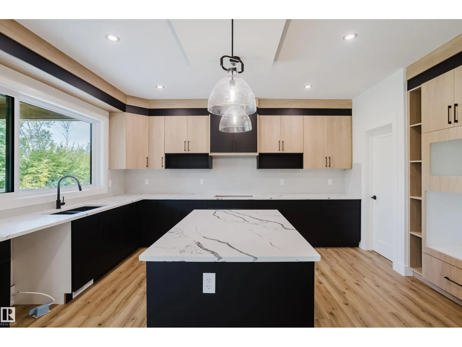 2512 213 ST NW