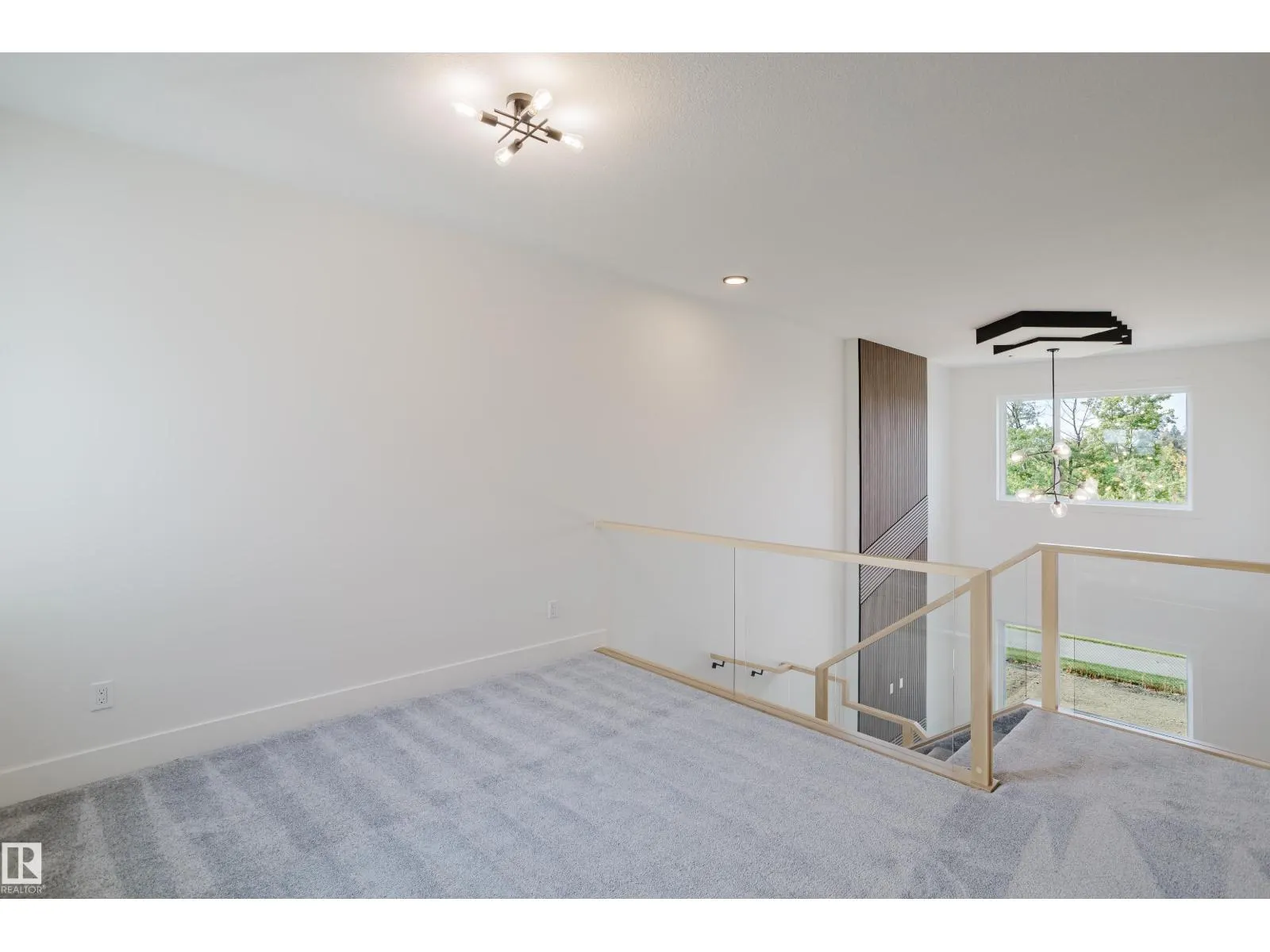 2512 213 ST NW