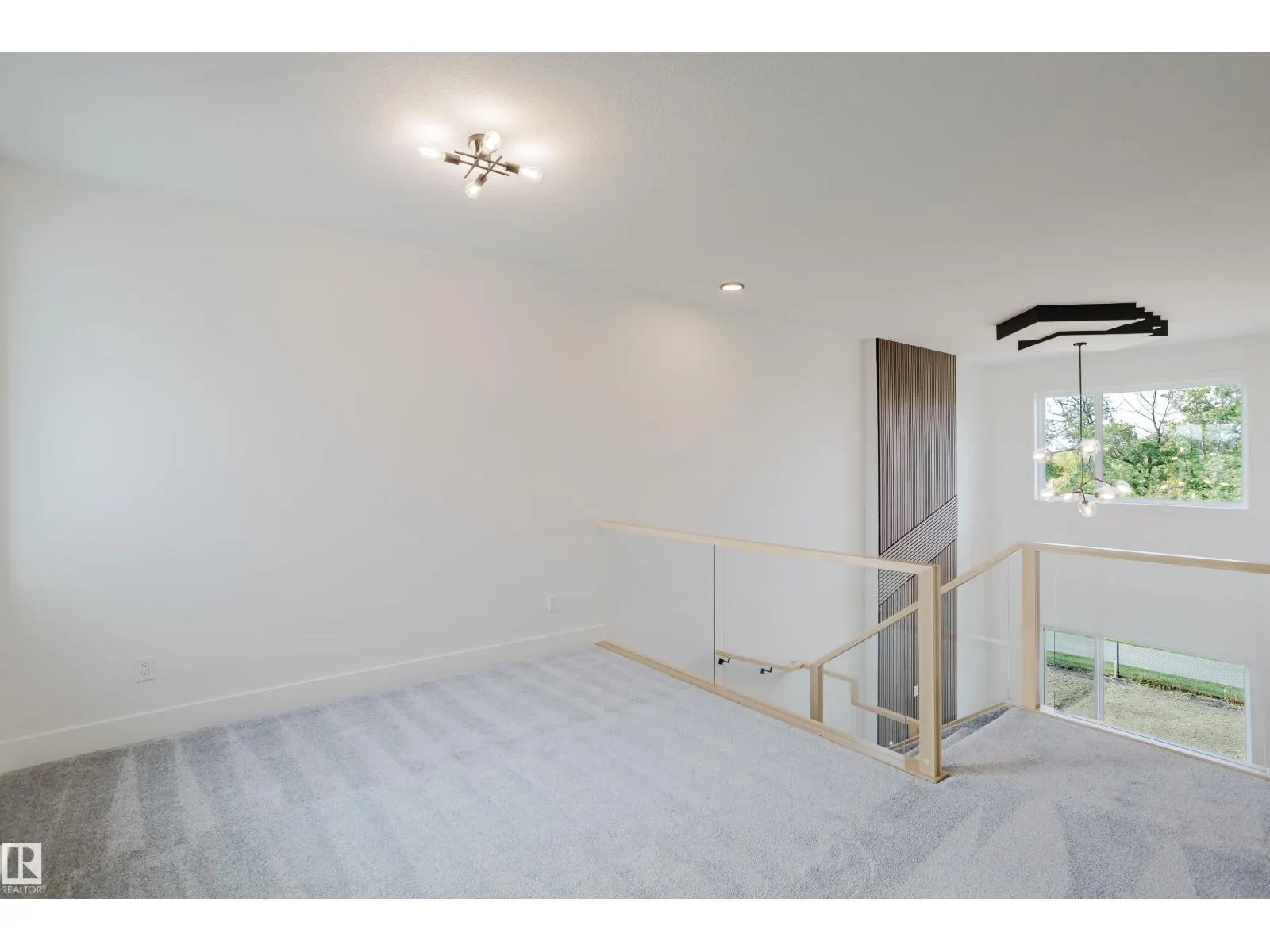 2512 213 ST NW