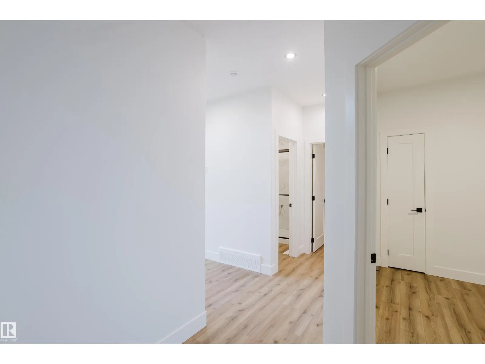 2512 213 ST NW