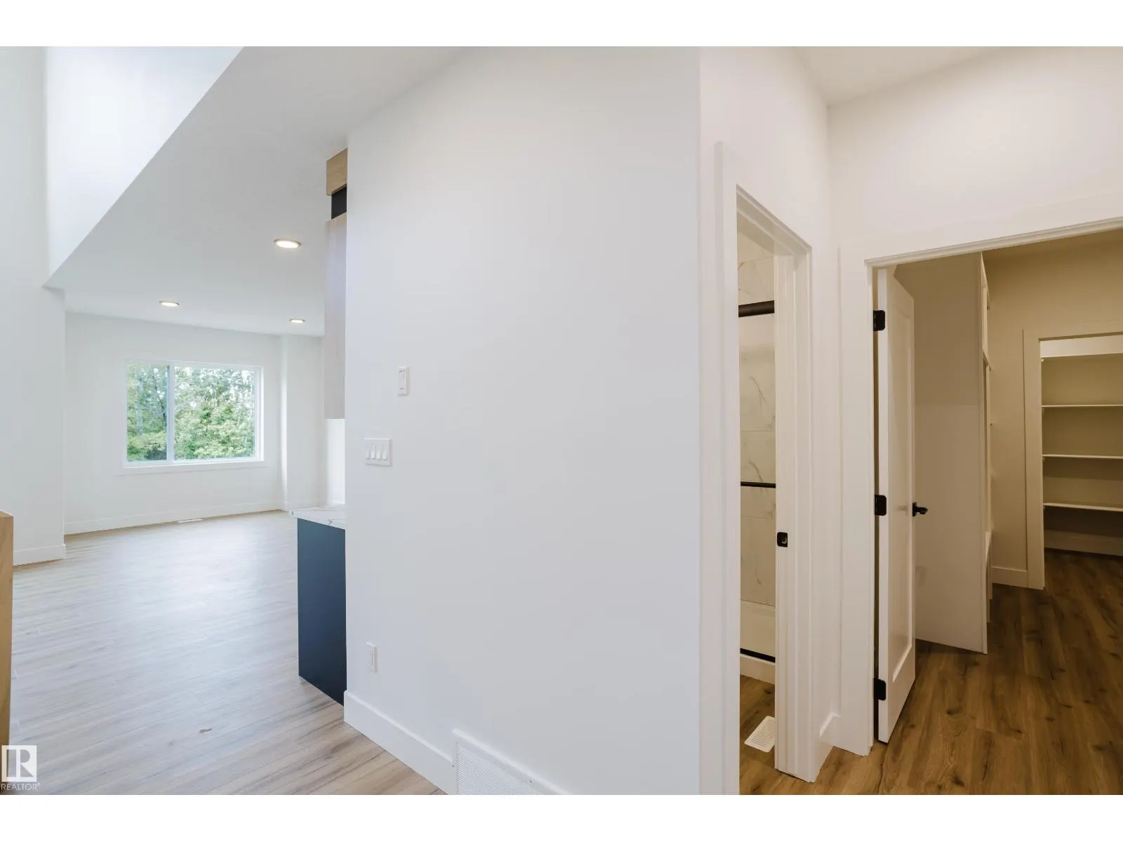 2512 213 ST NW