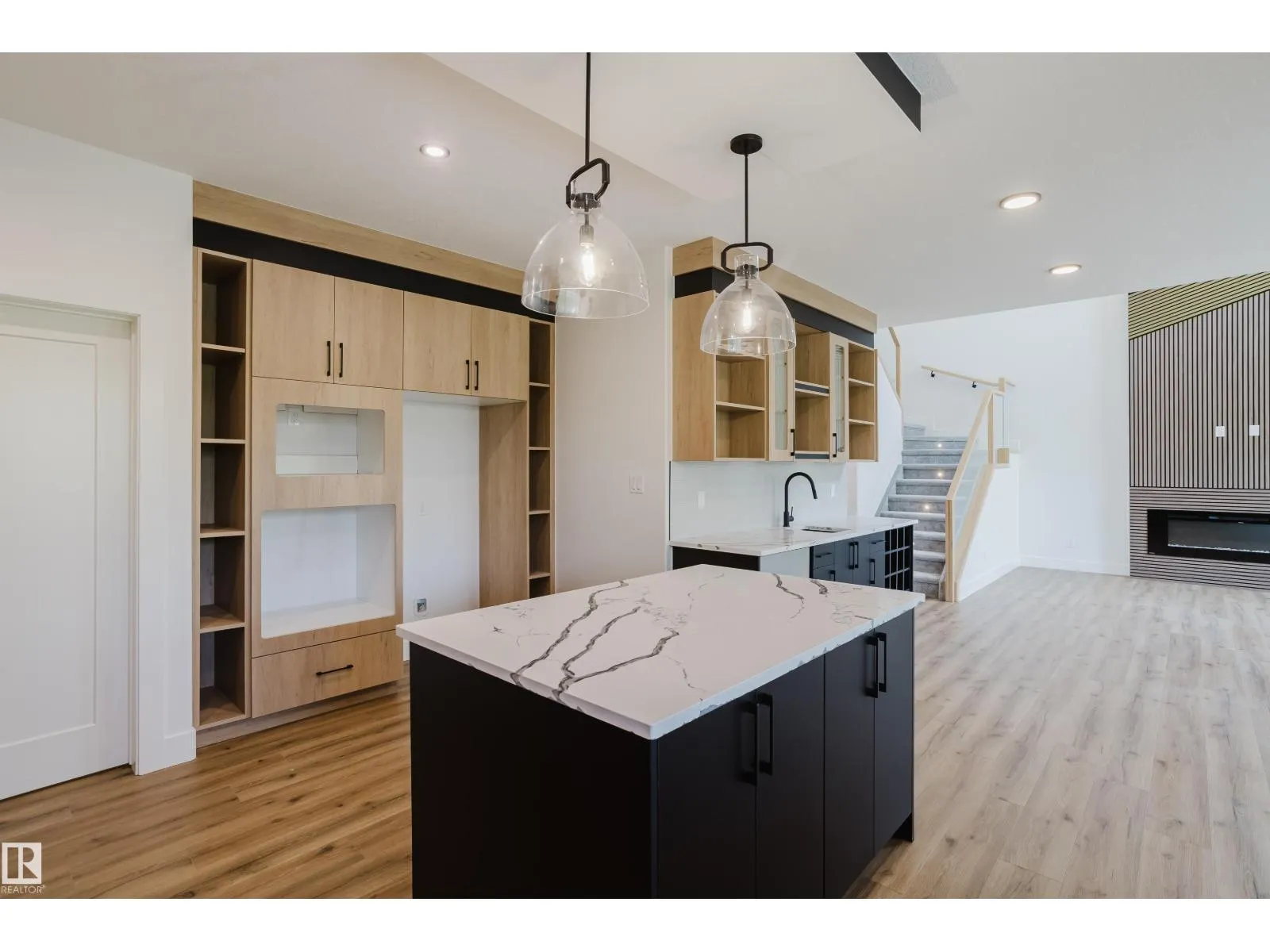 2512 213 ST NW