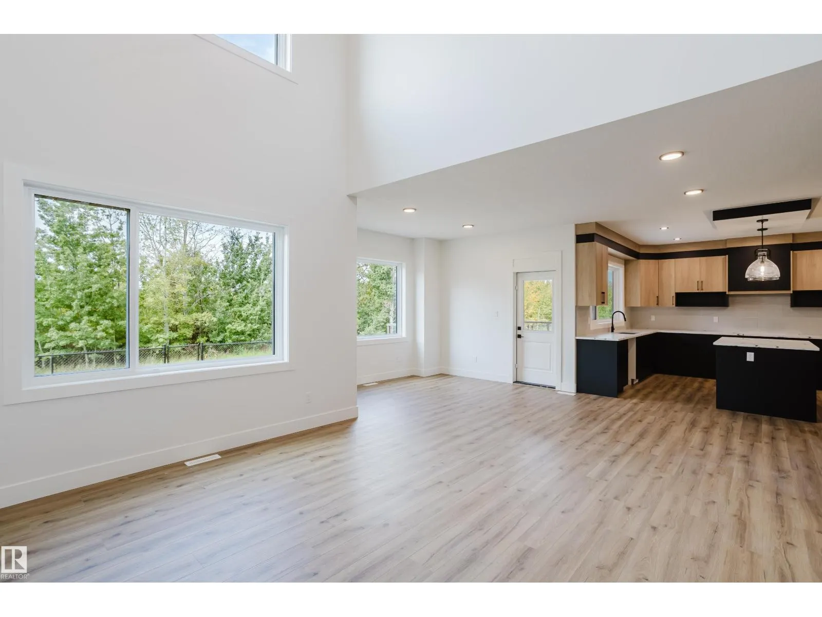 2512 213 ST NW