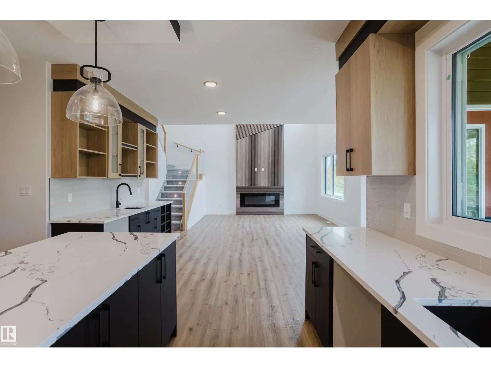 2512 213 ST NW