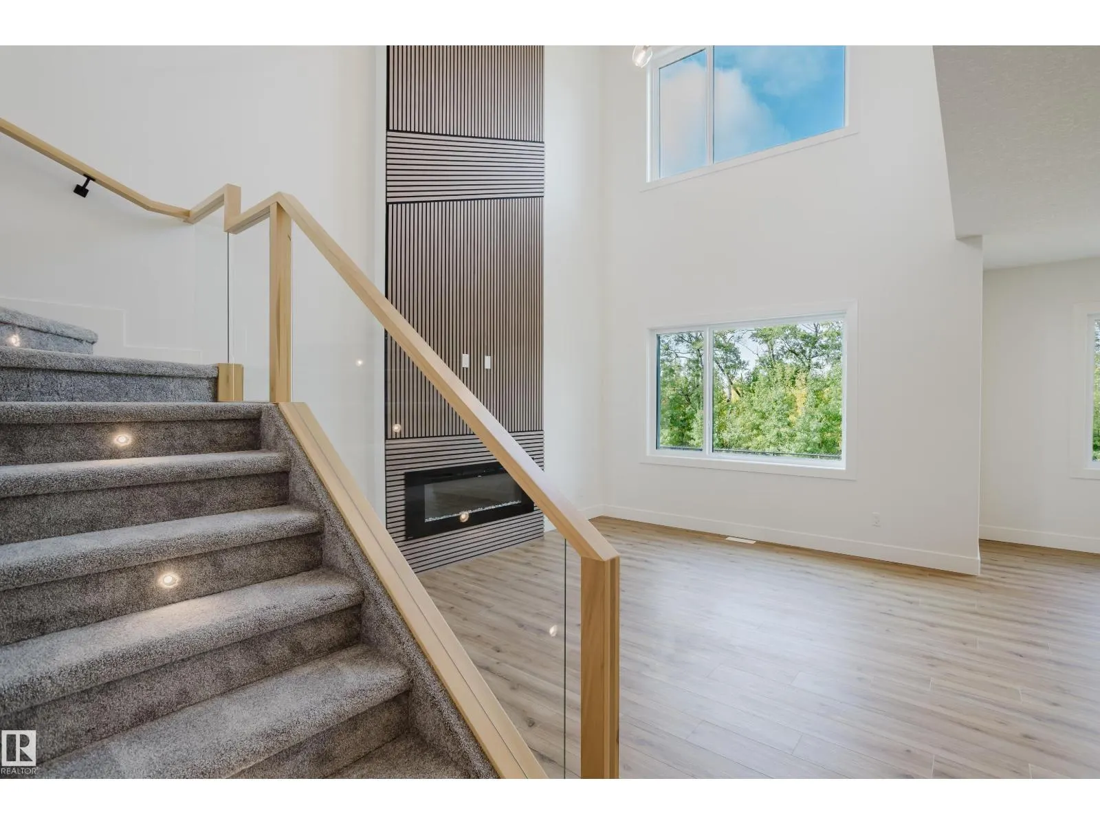 2512 213 ST NW