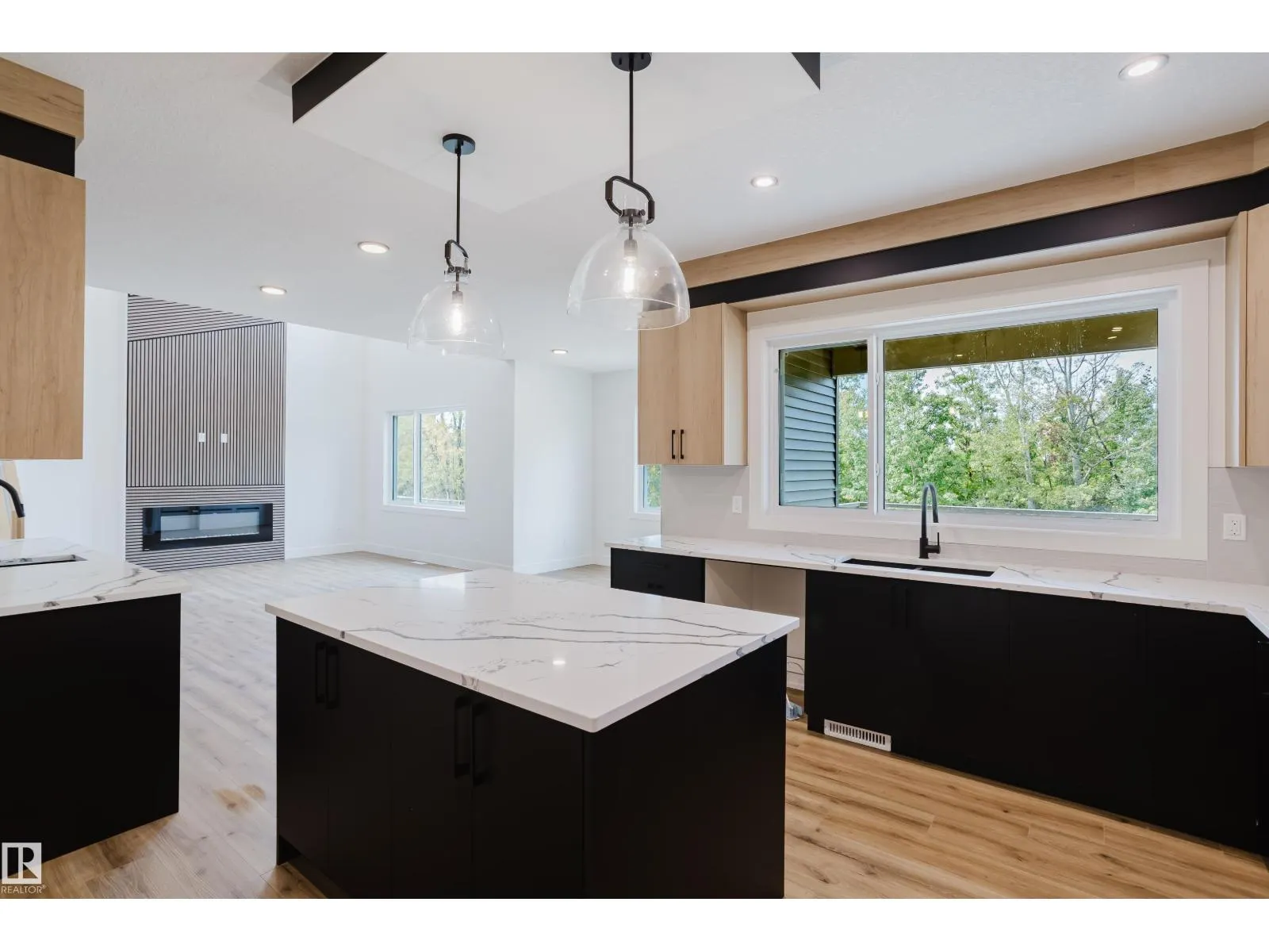 2512 213 ST NW