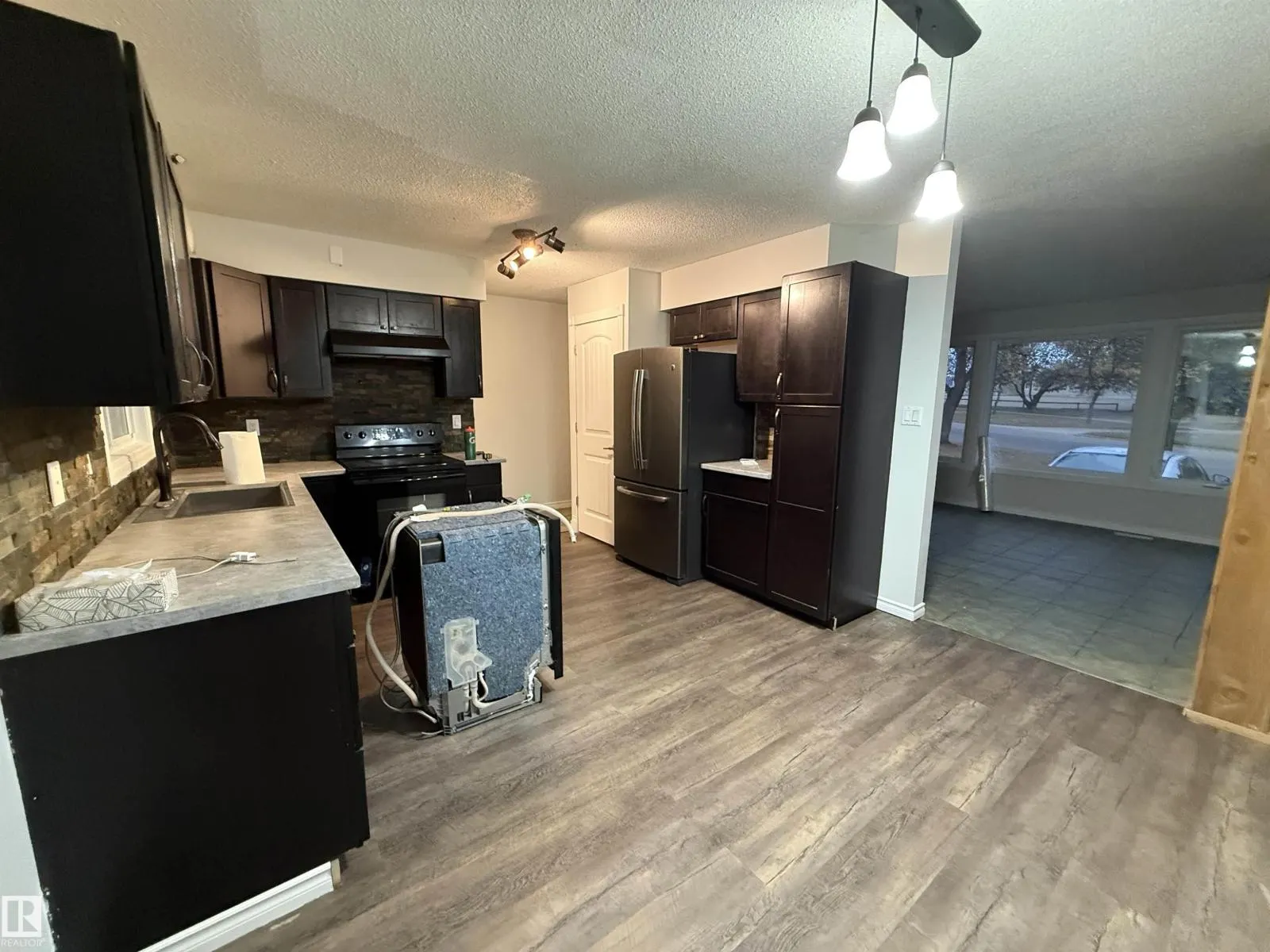 9607 92 ST