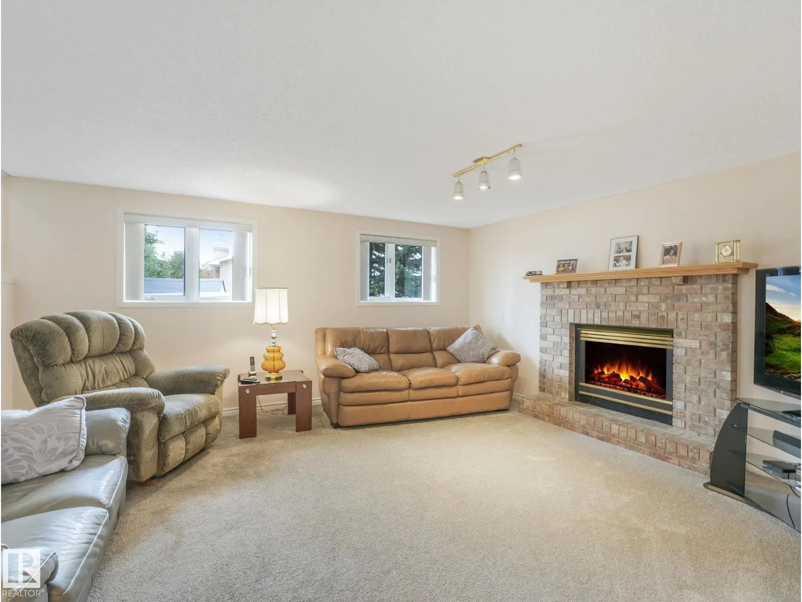 6115 157 AV NW NW