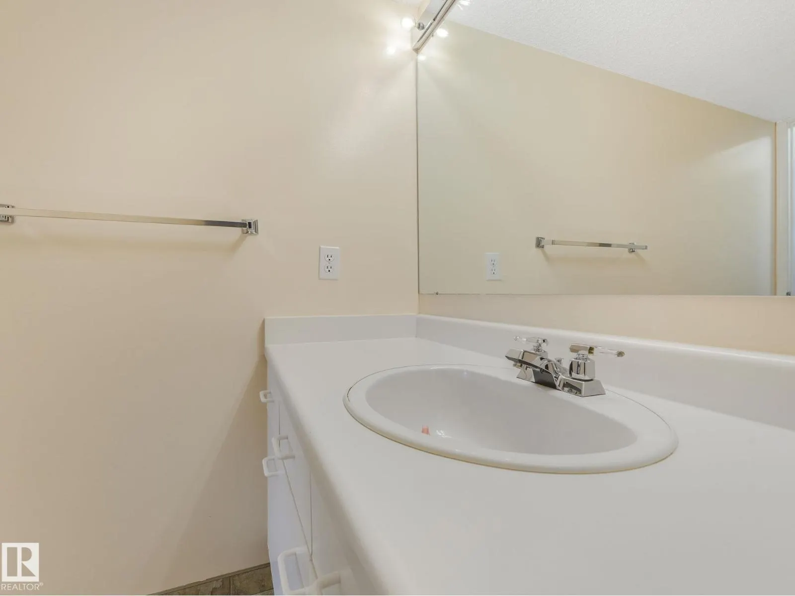 6115 157 AV NW NW