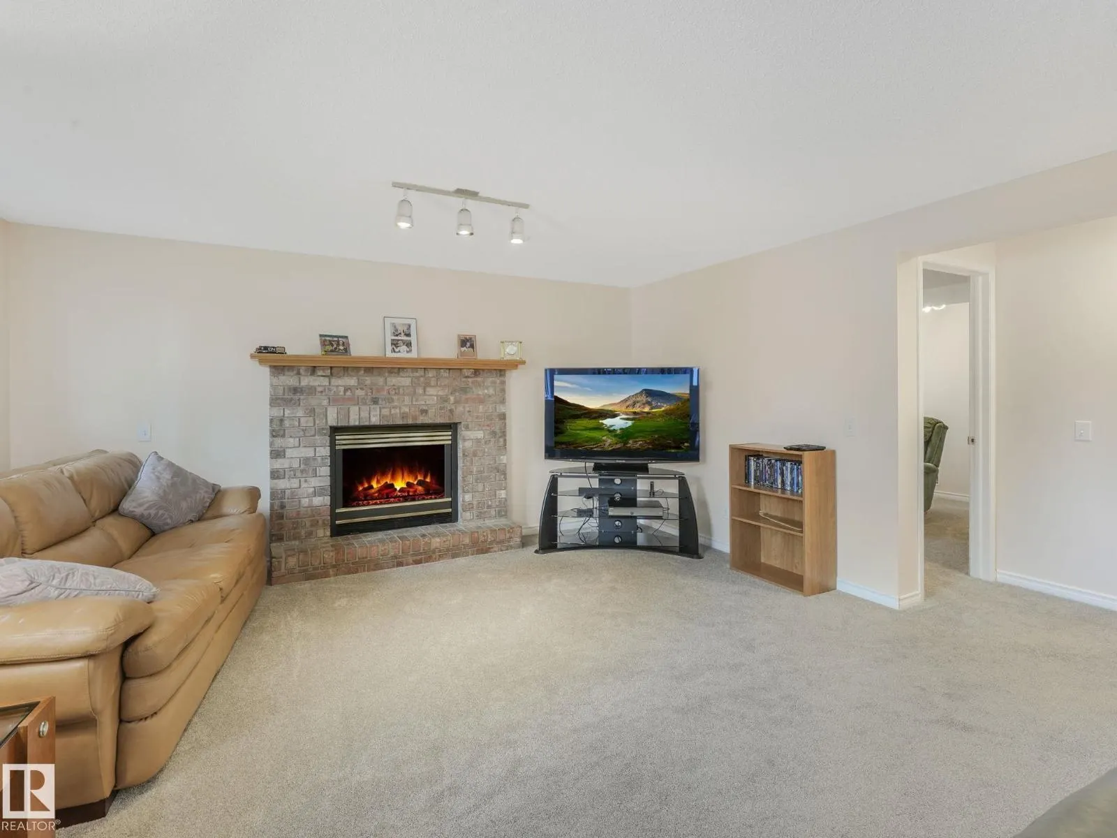 6115 157 AV NW NW