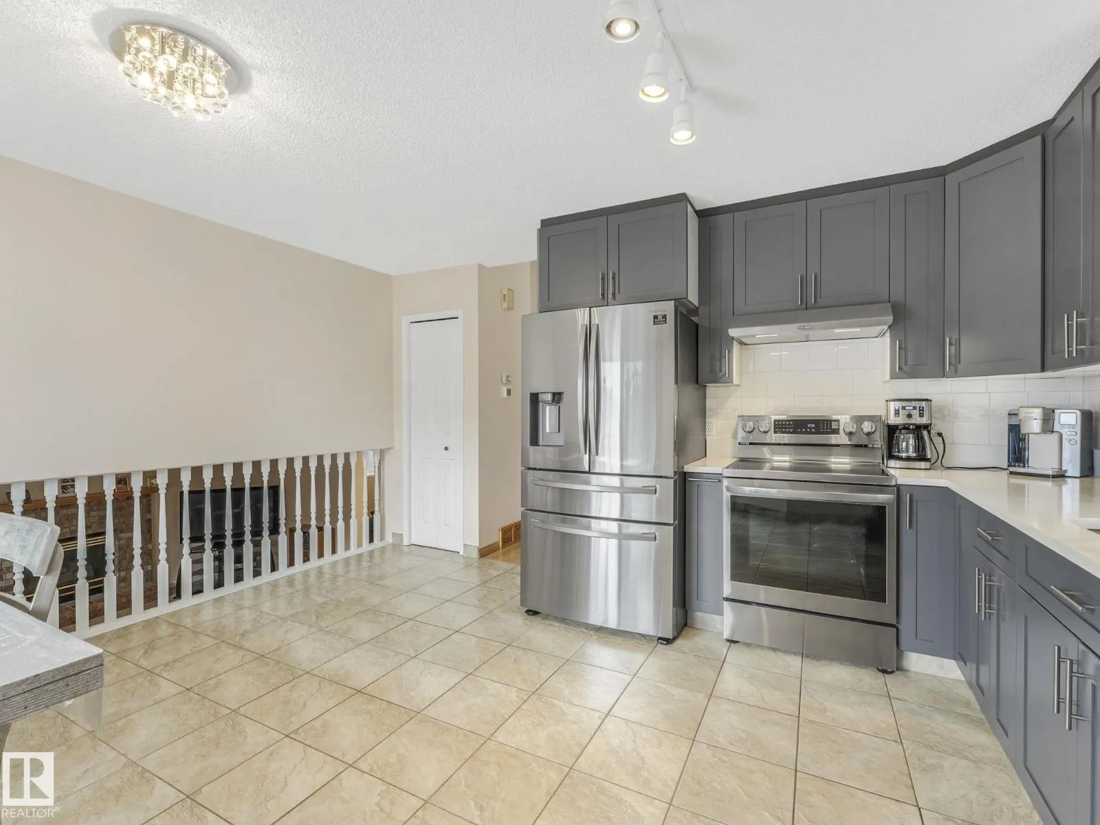 6115 157 AV NW NW