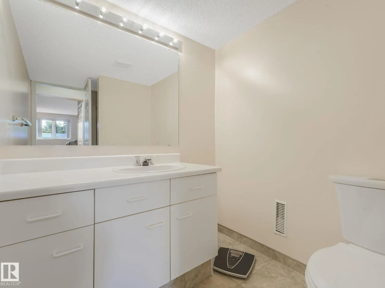 6115 157 AV NW NW