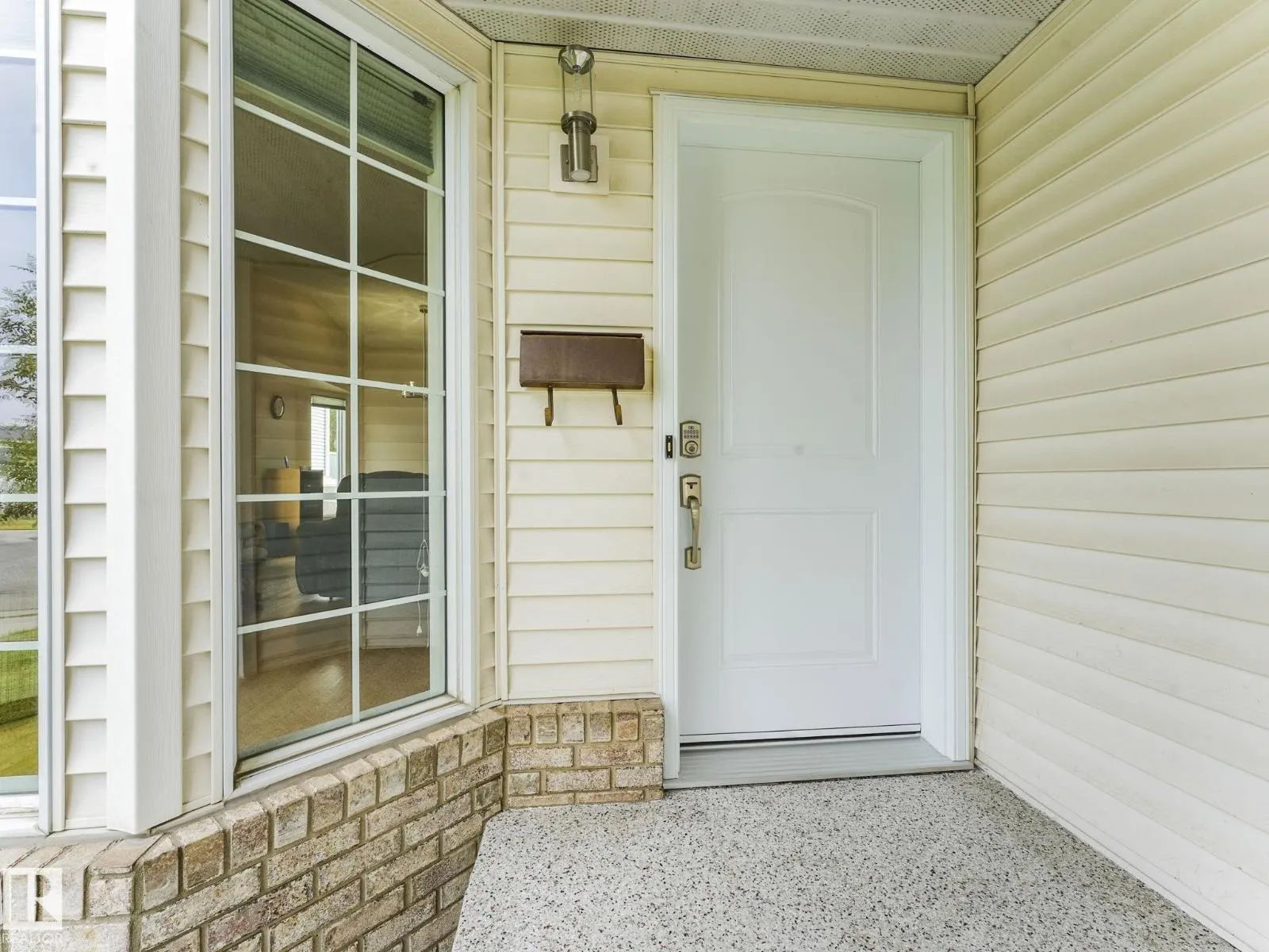 6115 157 AV NW NW