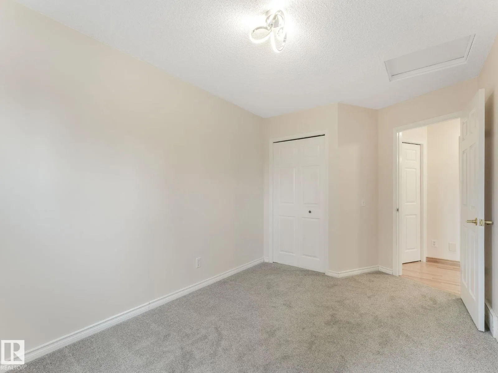 6115 157 AV NW NW