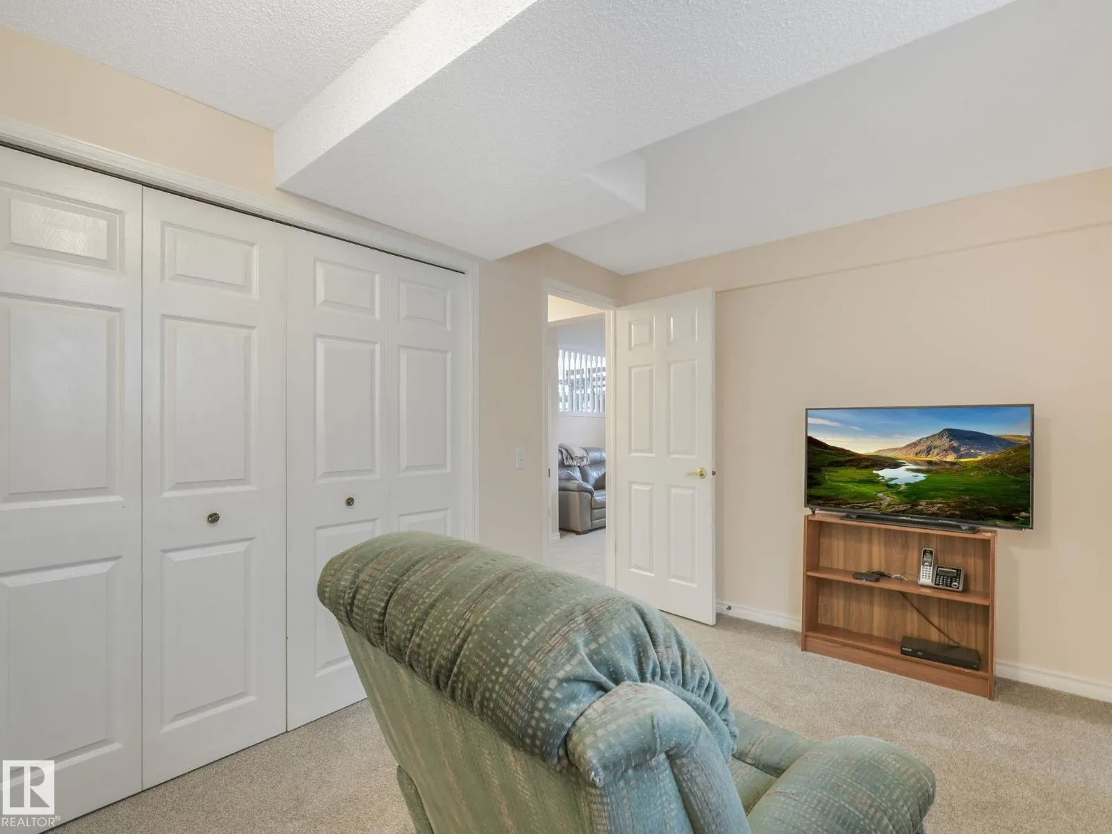 6115 157 AV NW NW