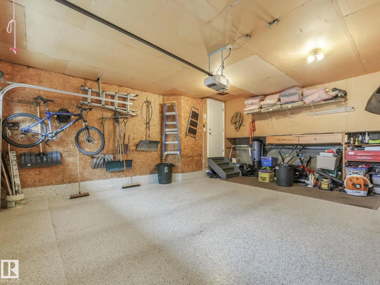 6115 157 AV NW NW
