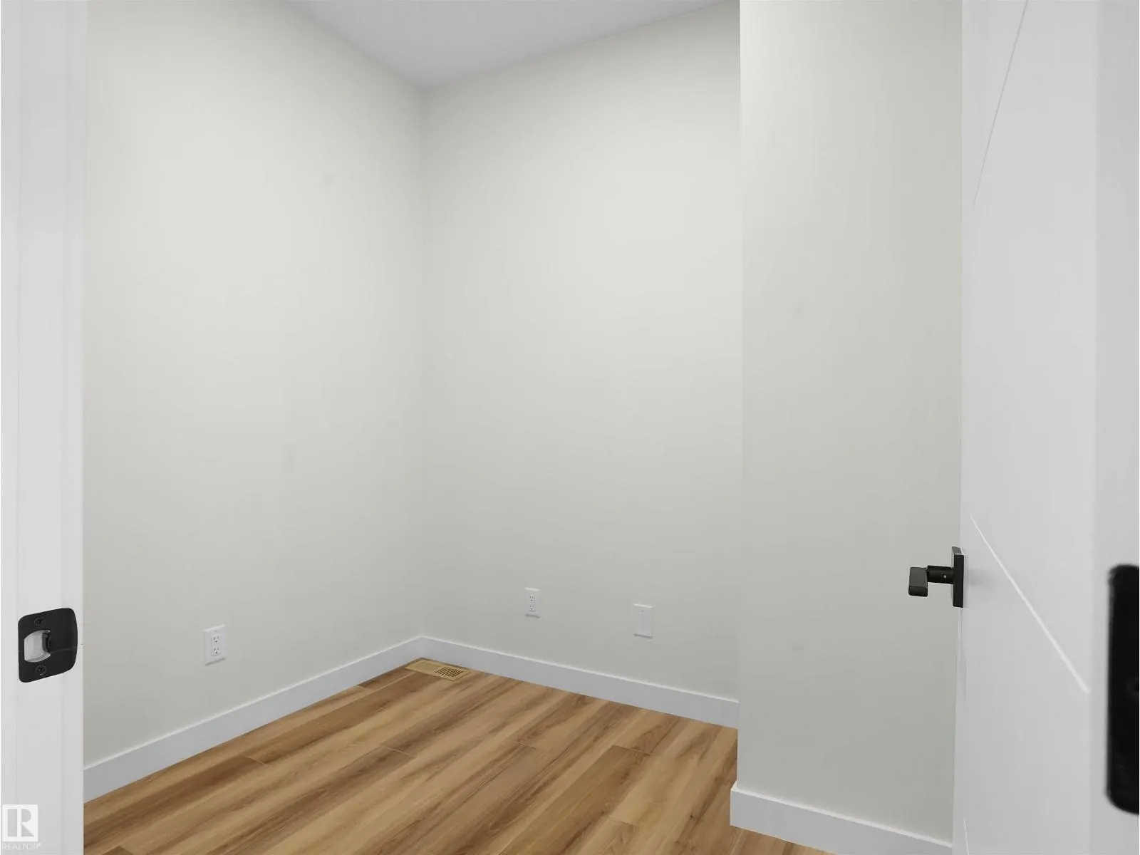 2124 209 ST NW