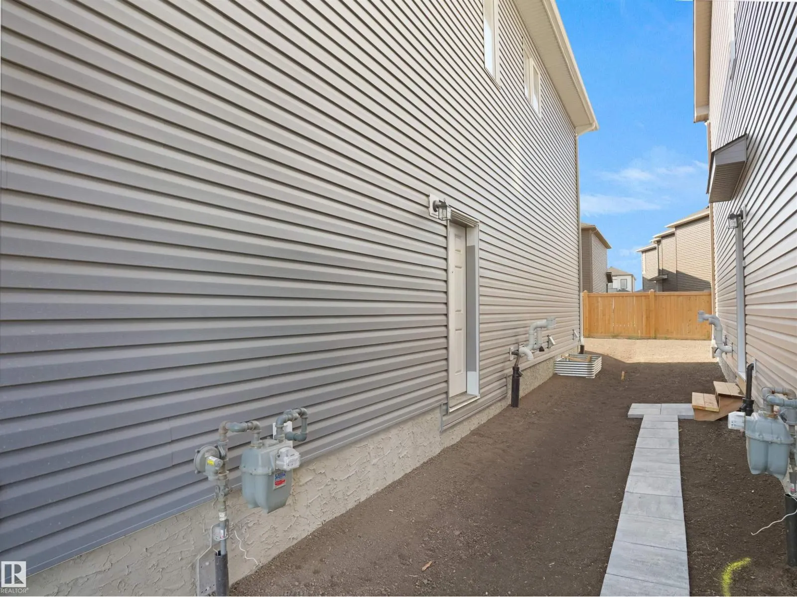 2124 209 ST NW