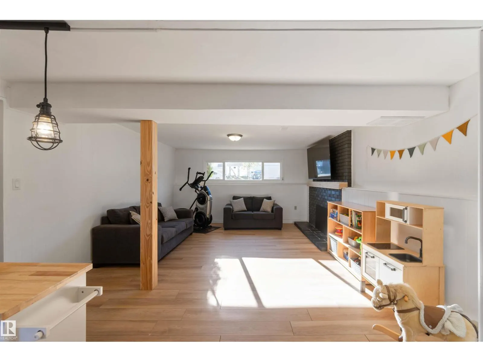 8508 43 AV NW