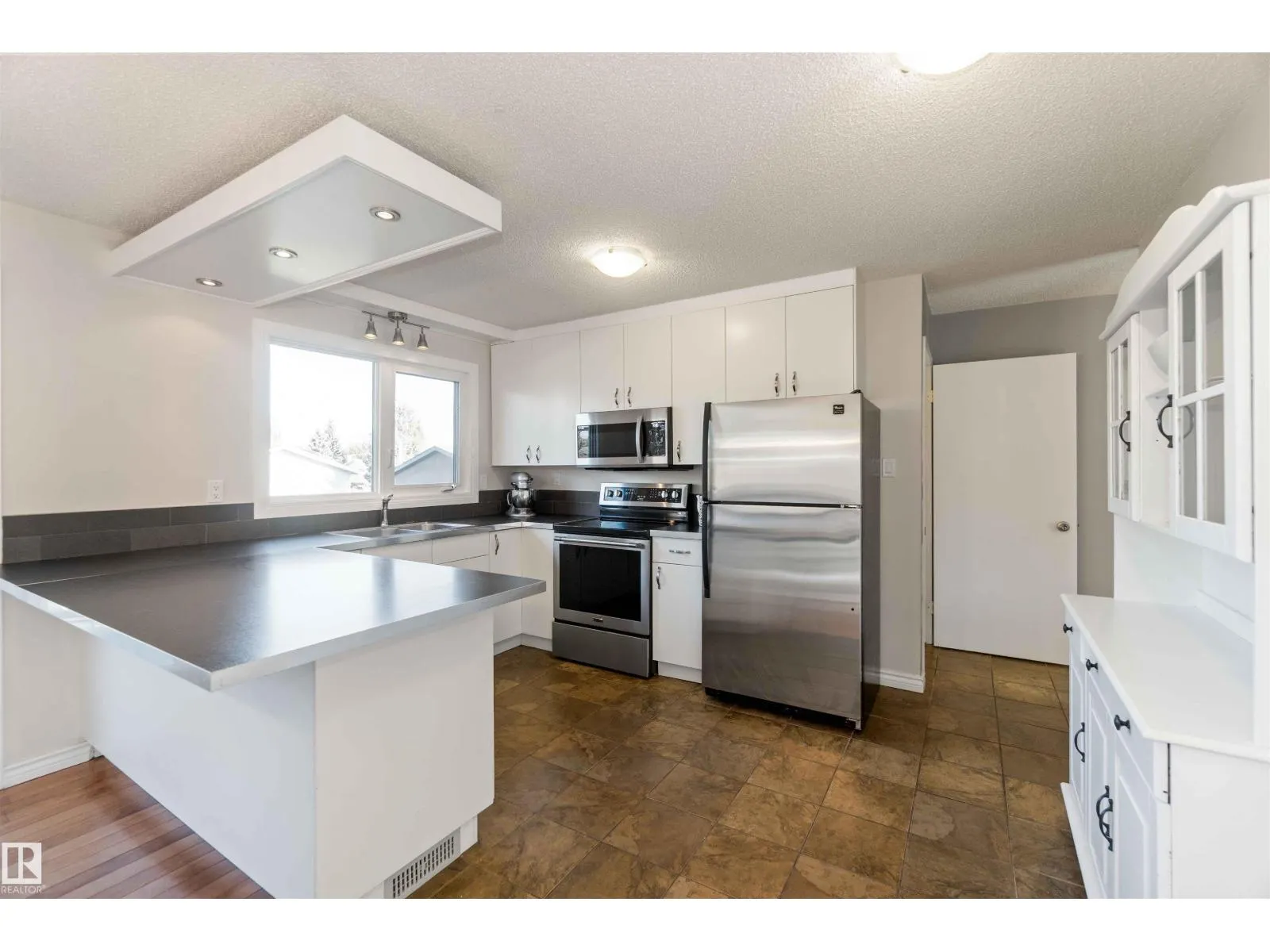 8508 43 AV NW