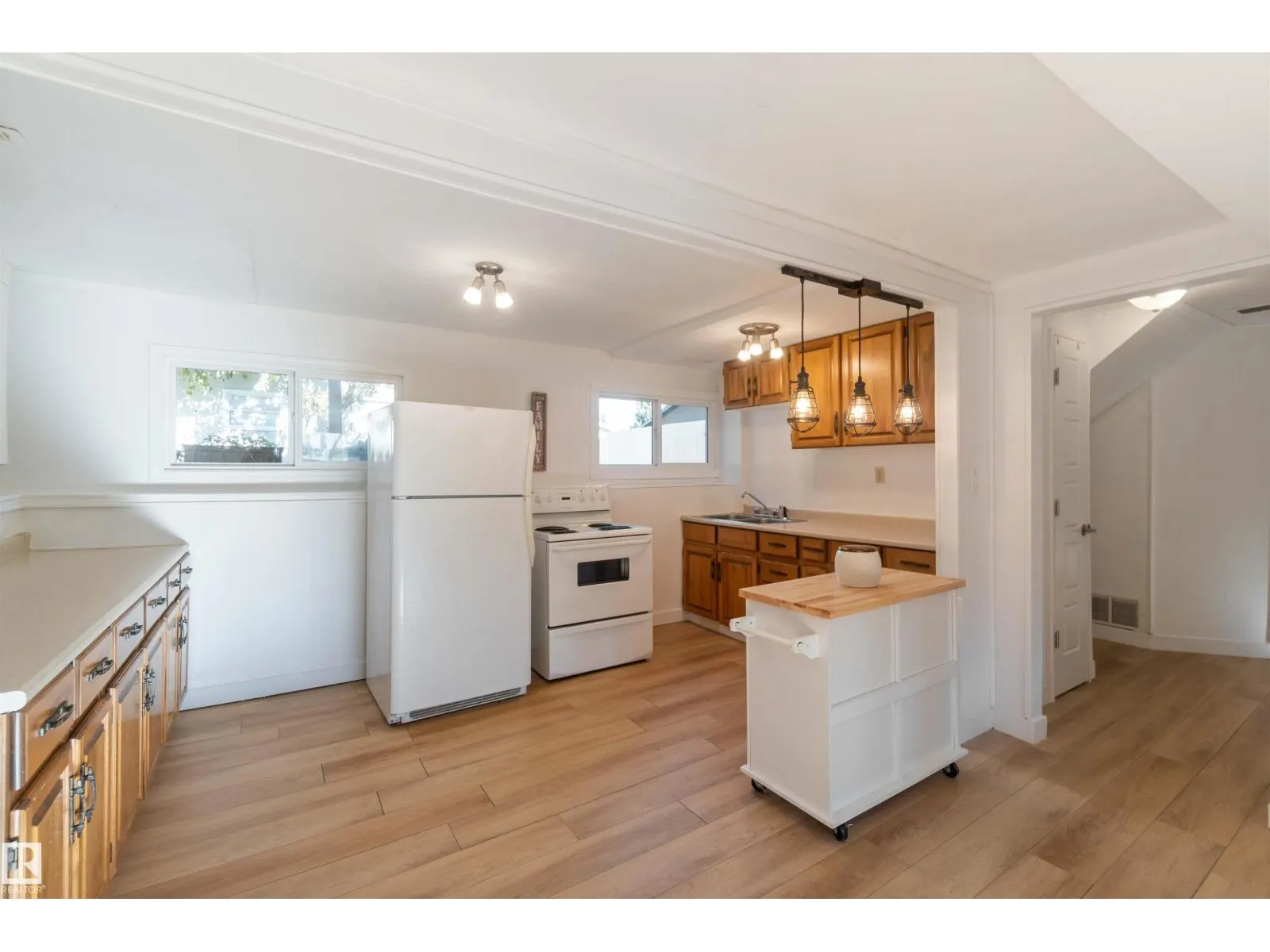 8508 43 AV NW