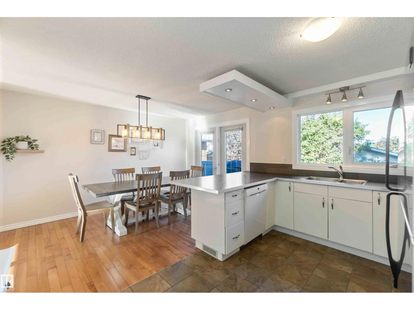 8508 43 AV NW