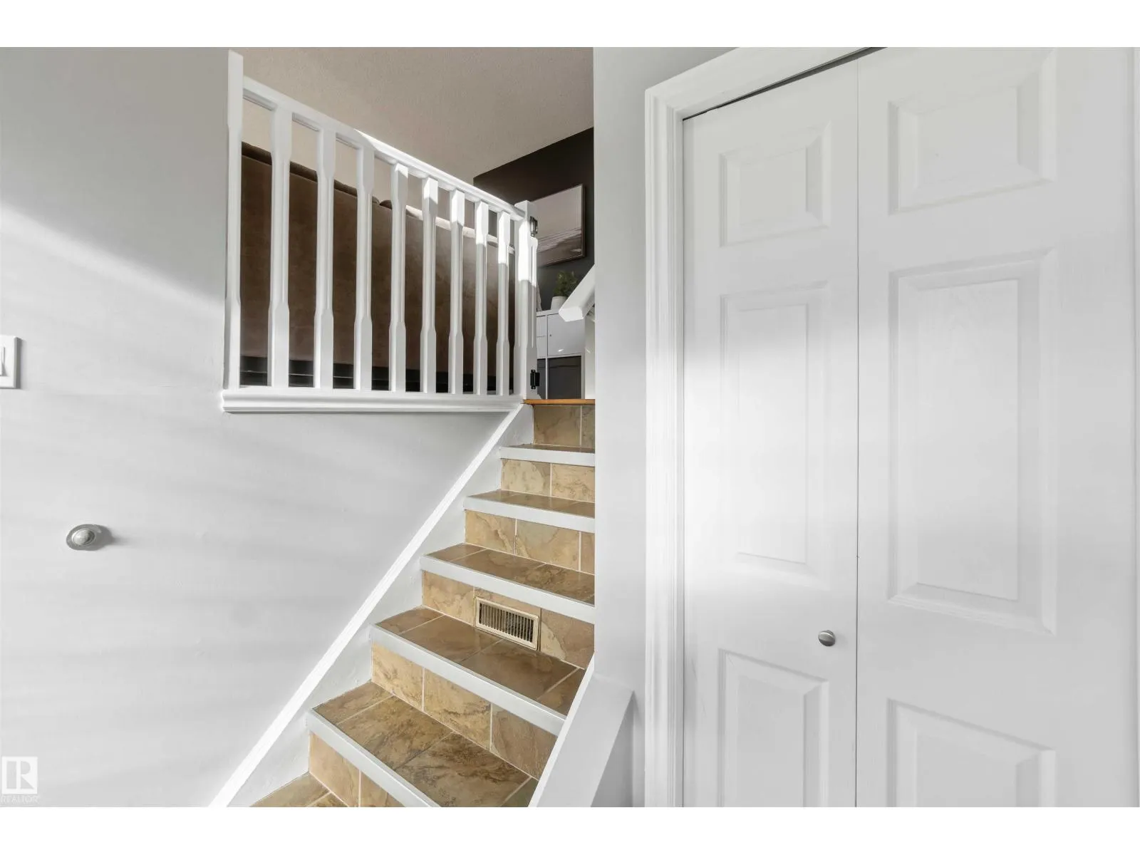8508 43 AV NW