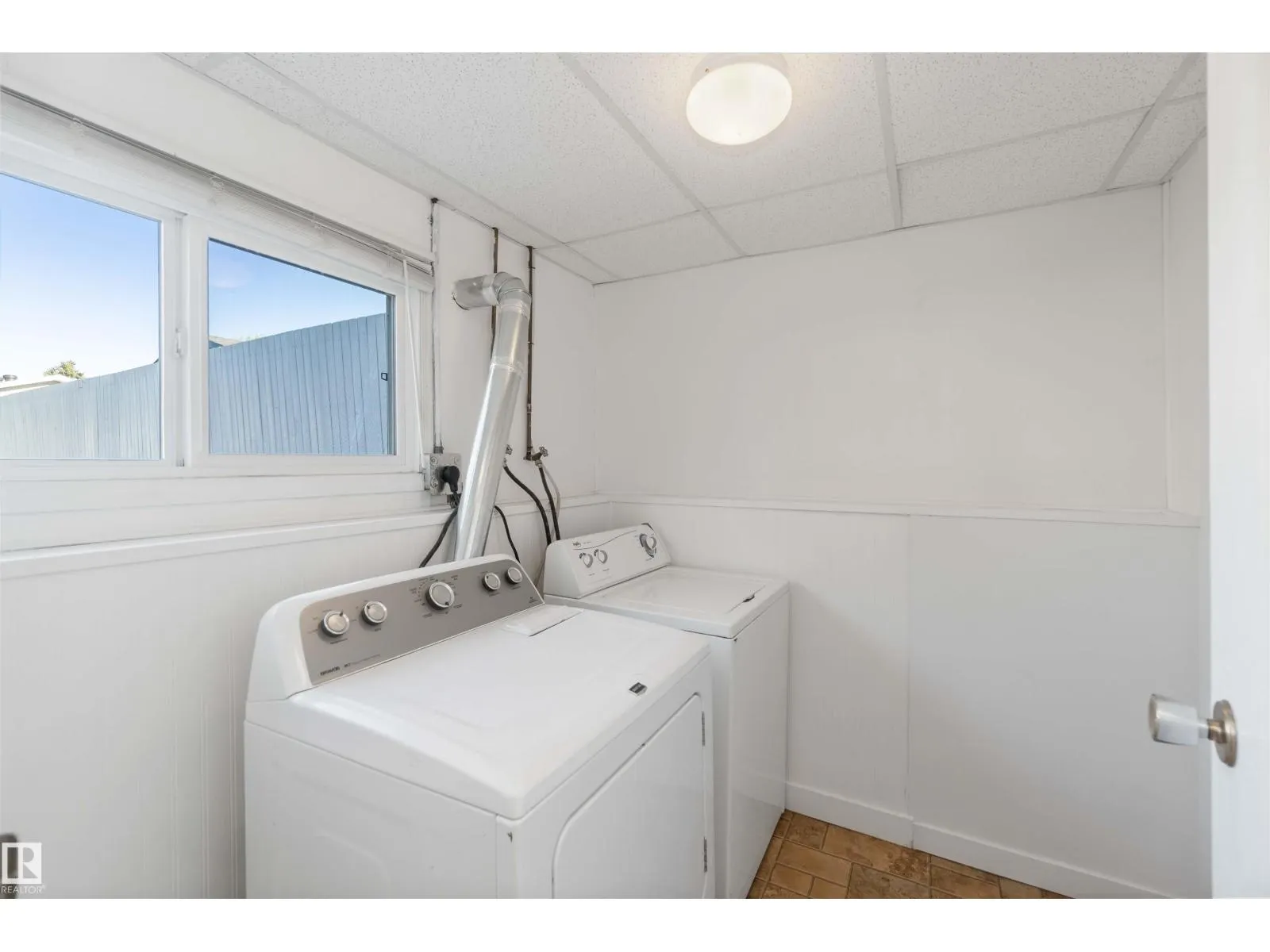 8508 43 AV NW