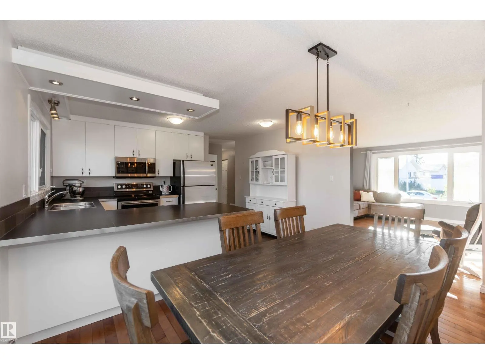 8508 43 AV NW