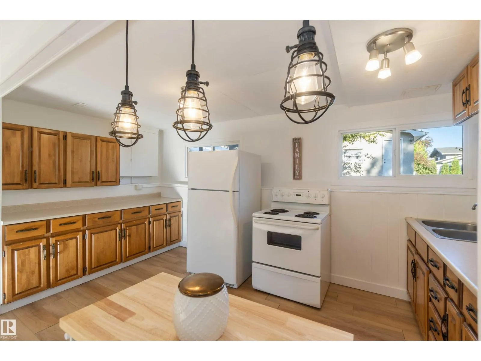 8508 43 AV NW