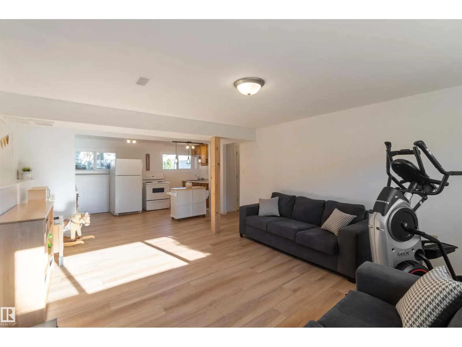 8508 43 AV NW