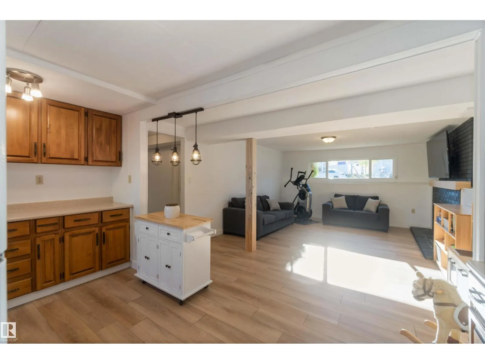 8508 43 AV NW