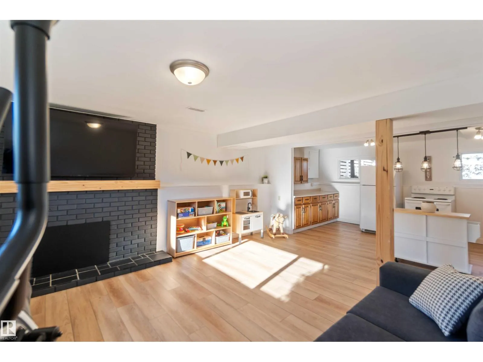 8508 43 AV NW