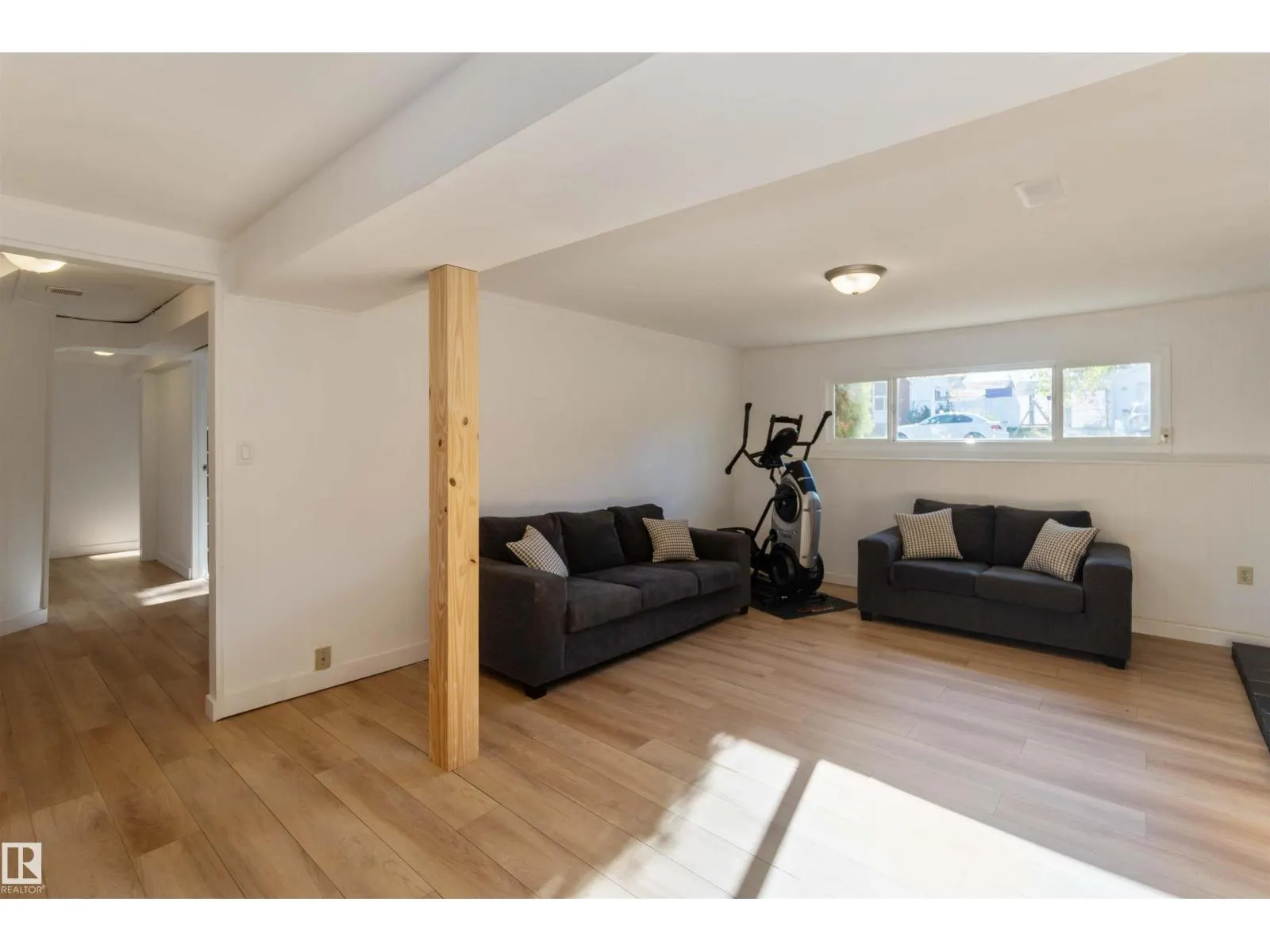 8508 43 AV NW