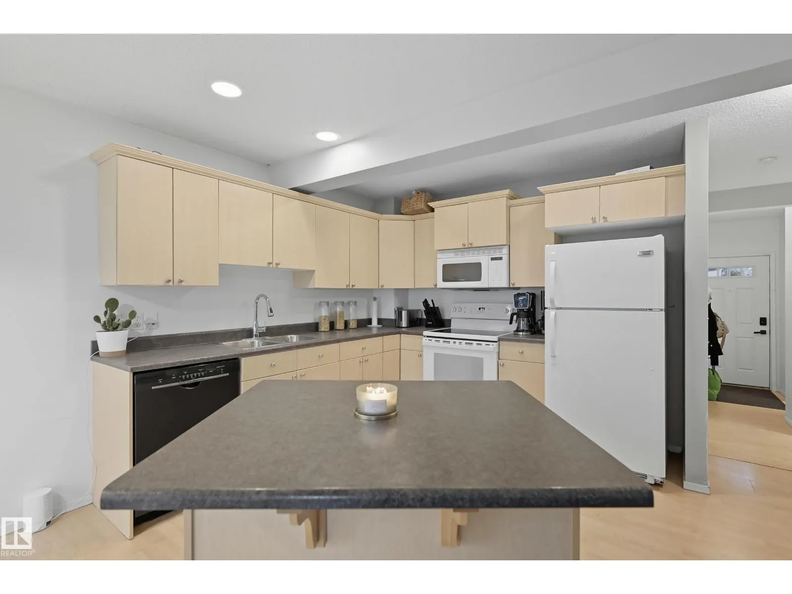 18 Virginia AV