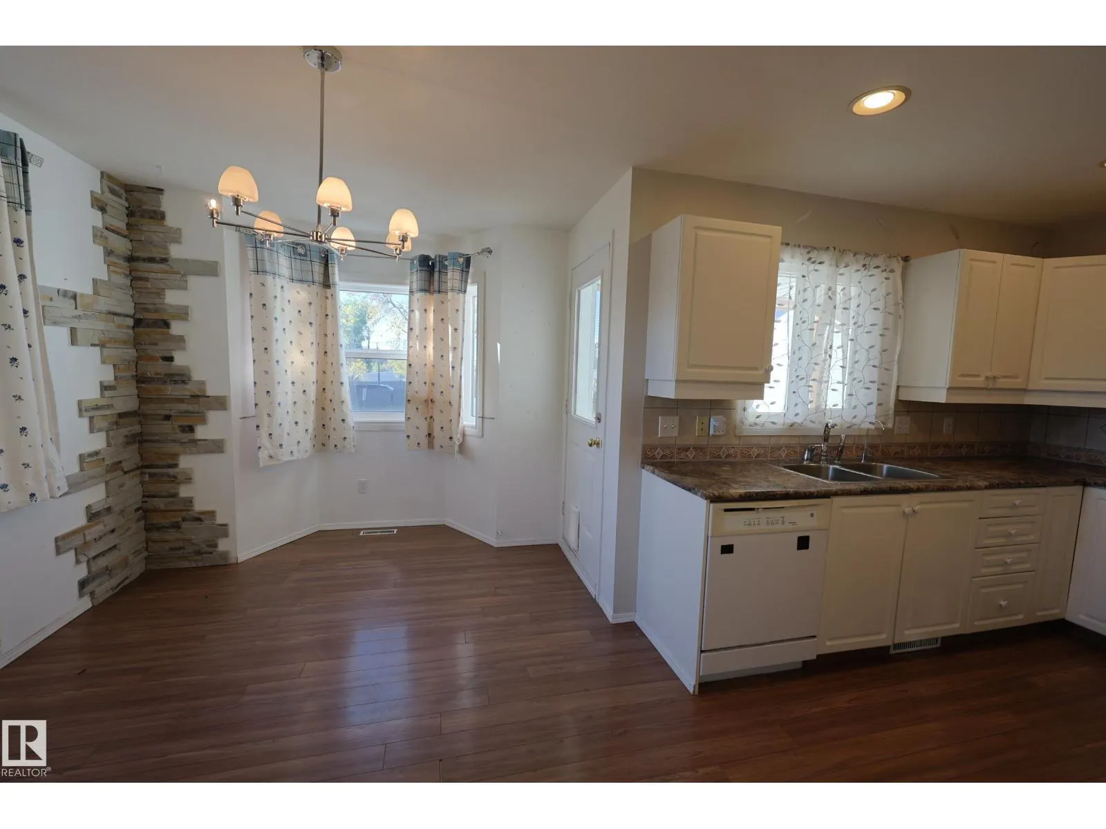 9447 156 ST NW