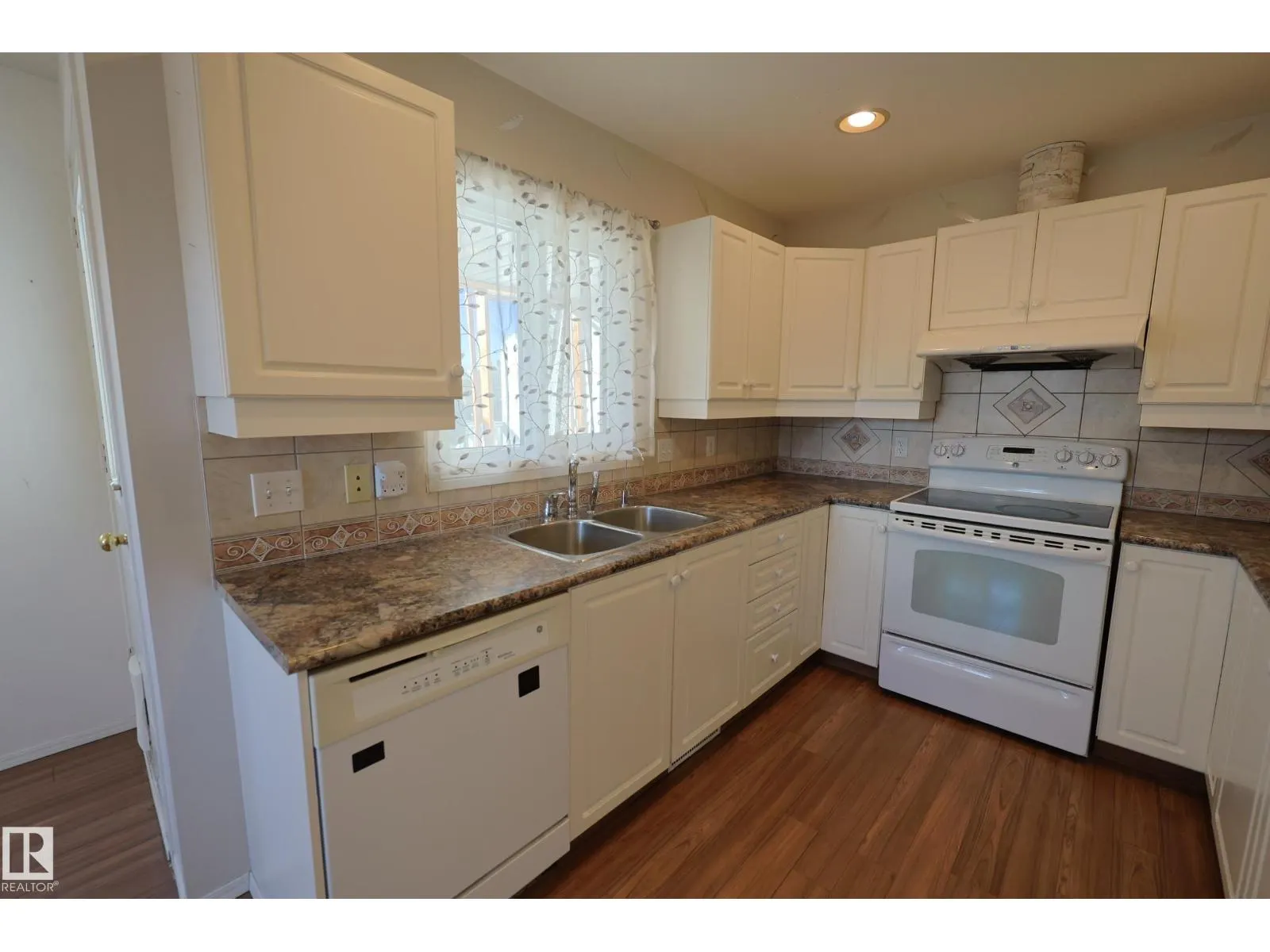 9447 156 ST NW