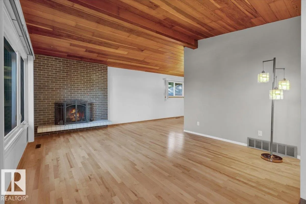 11739 39 AV NW