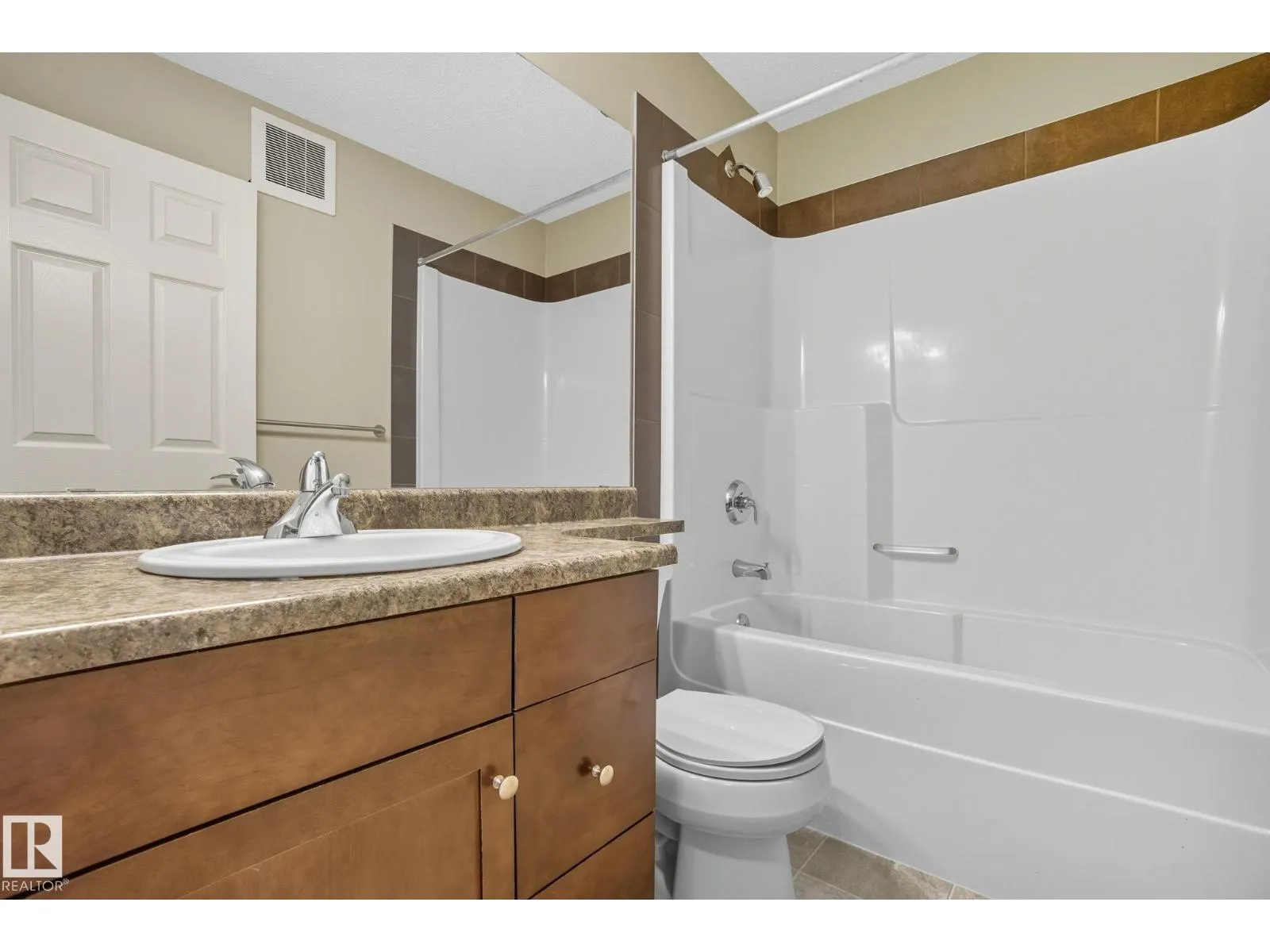 #18 219 CHARLOTTE WY