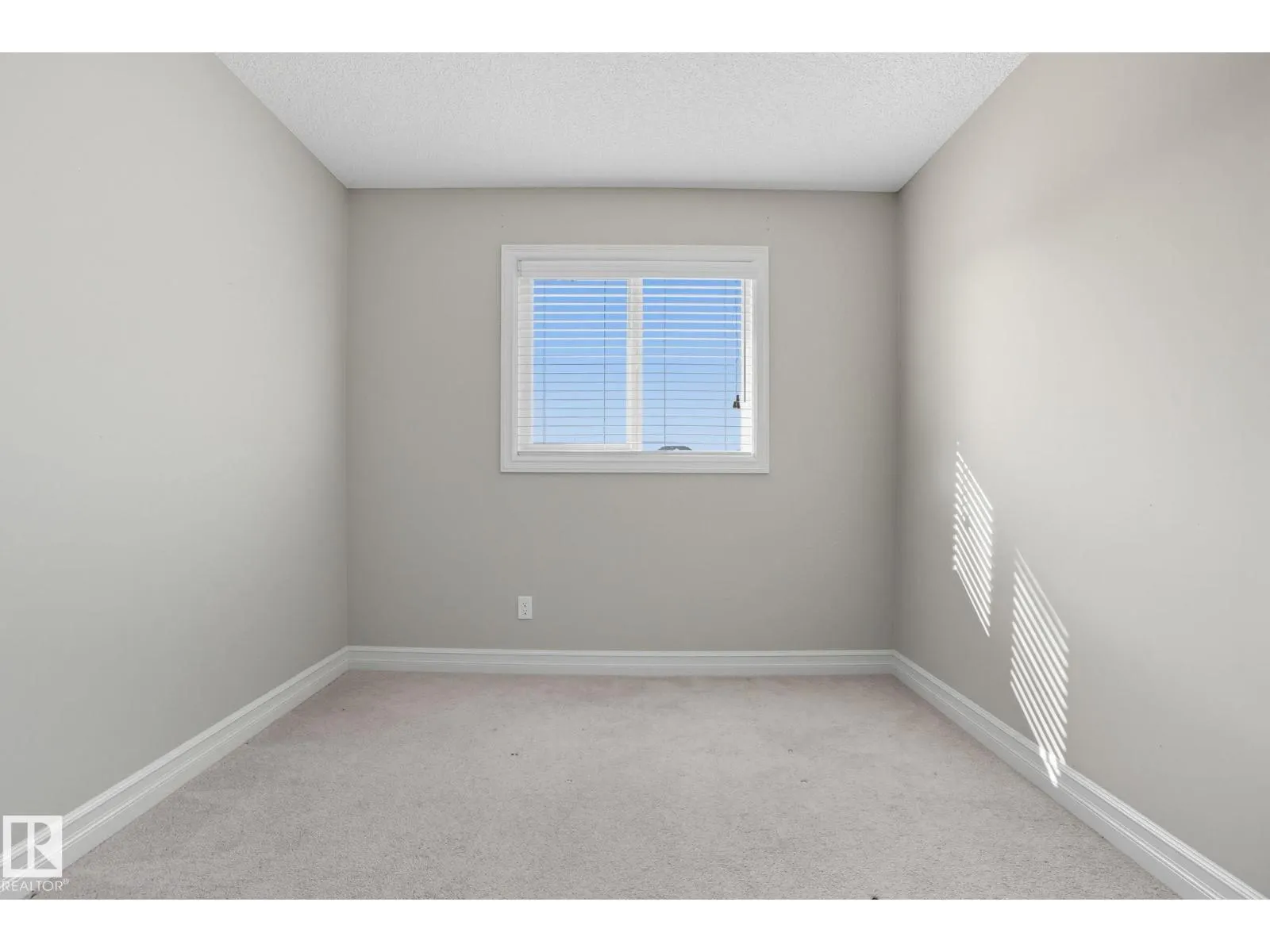 #18 219 CHARLOTTE WY