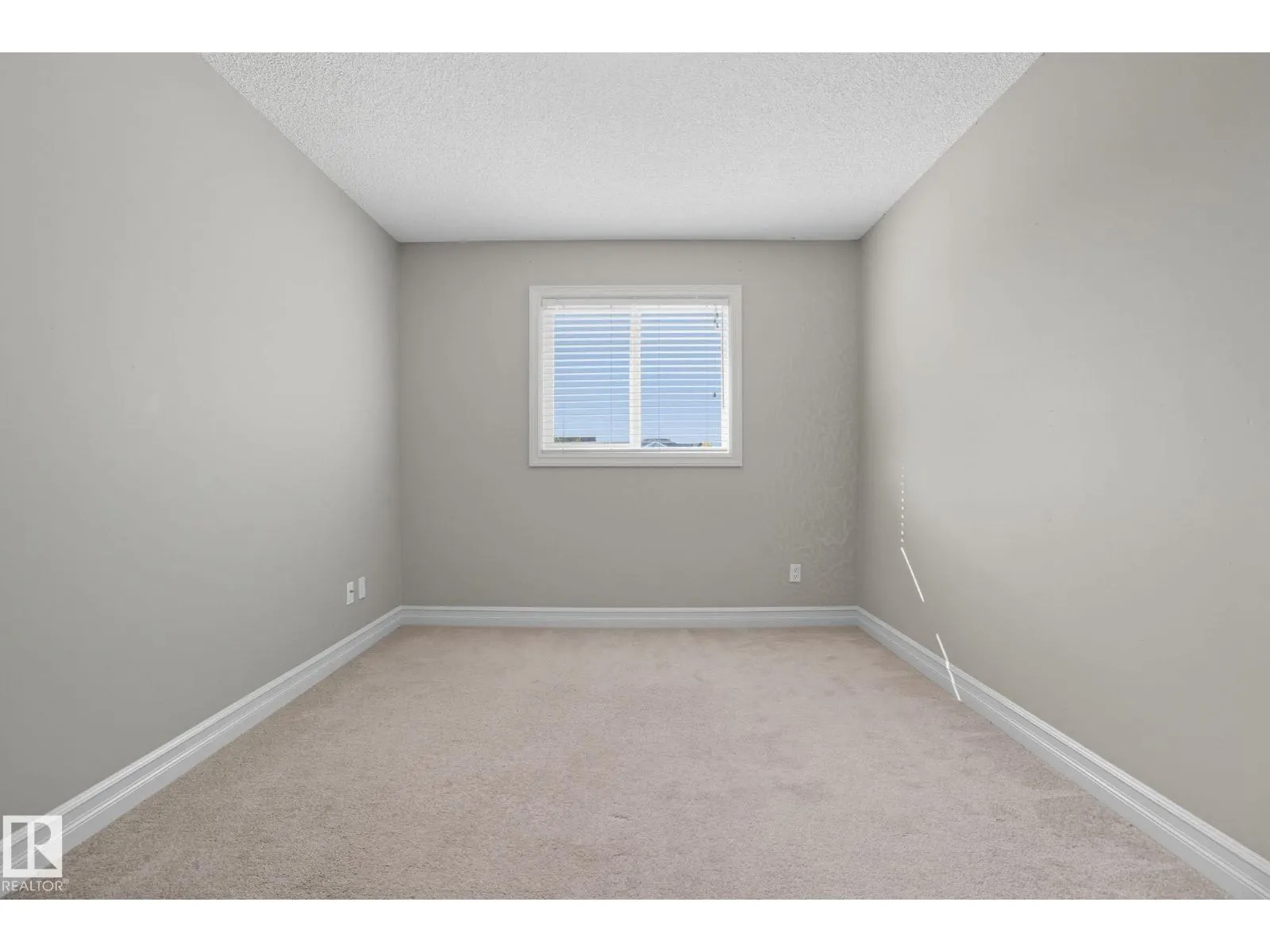 #18 219 CHARLOTTE WY