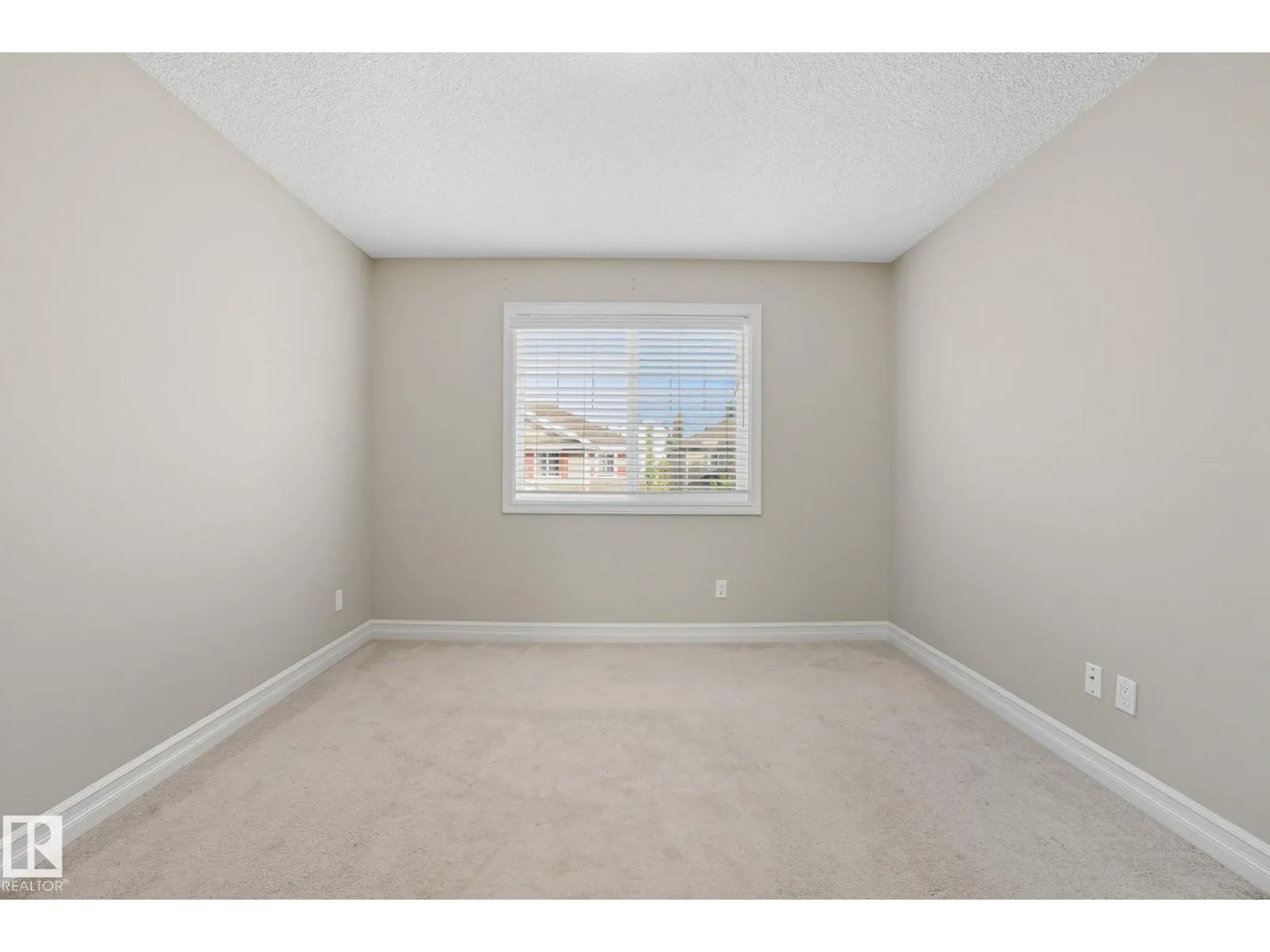 #18 219 CHARLOTTE WY