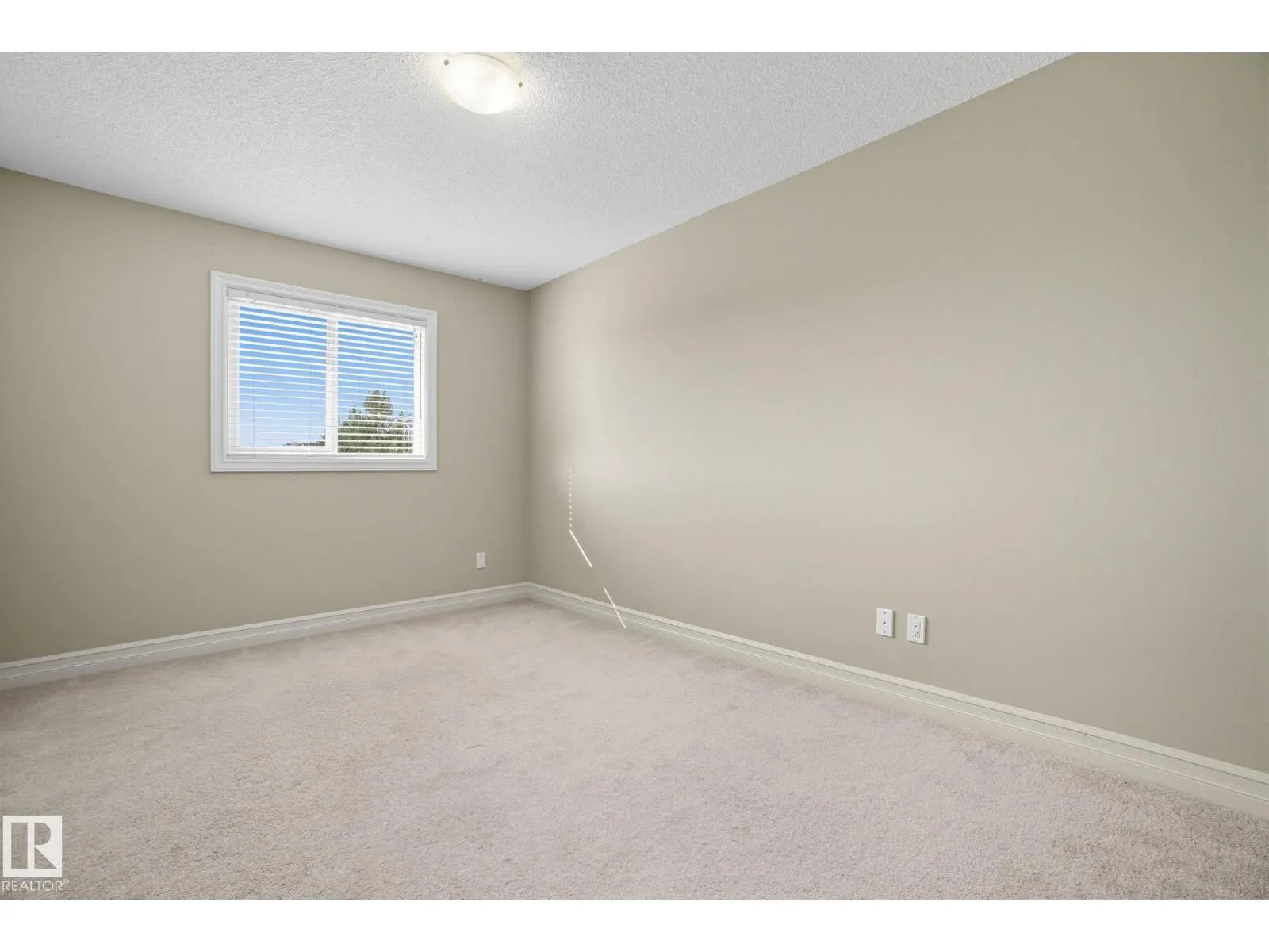 #18 219 CHARLOTTE WY