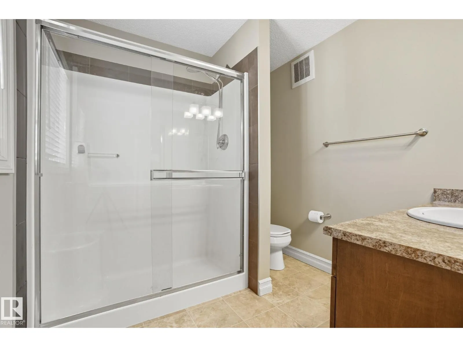 #18 219 CHARLOTTE WY