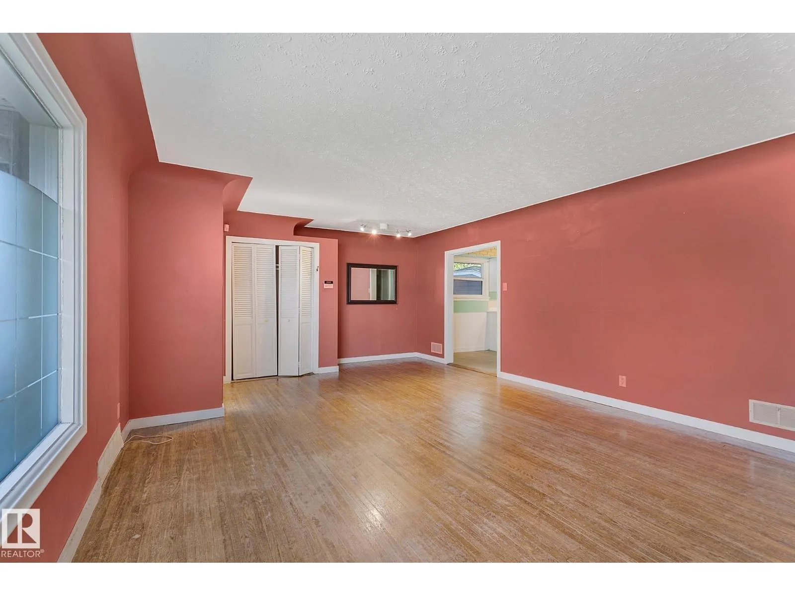 13915 102 AV NW