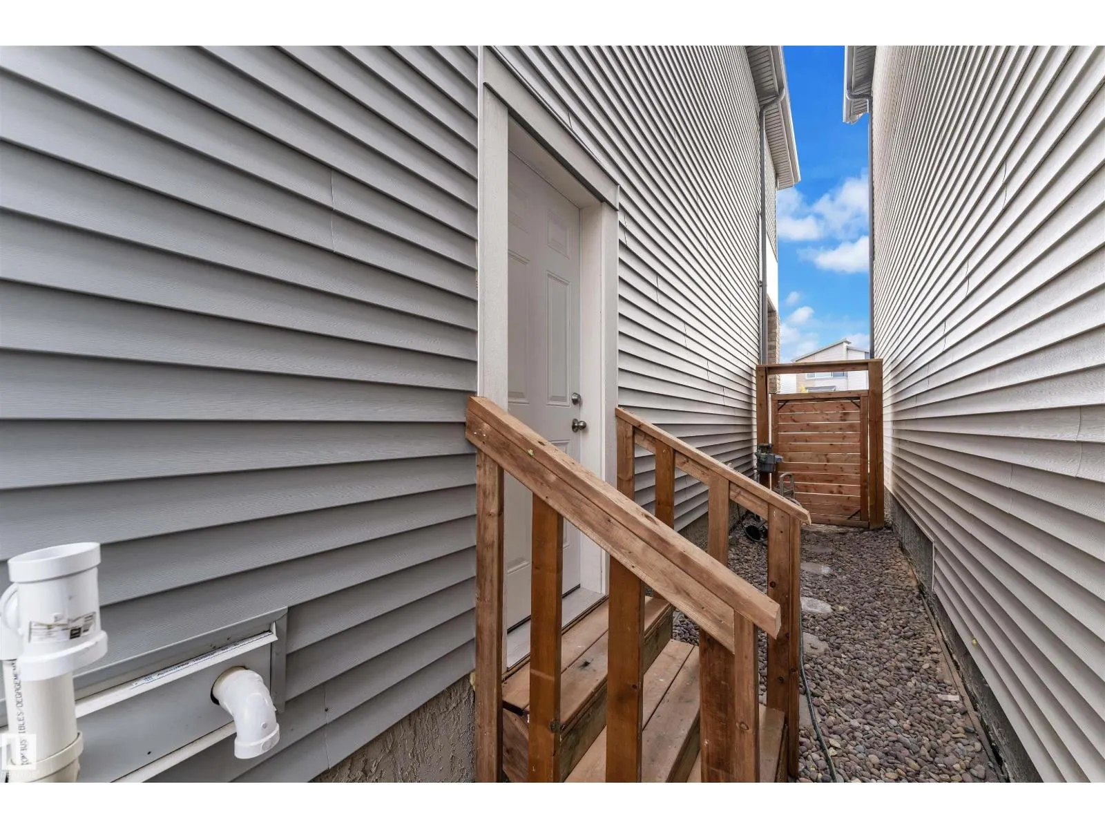 176 CHARLESWORTH DR SW