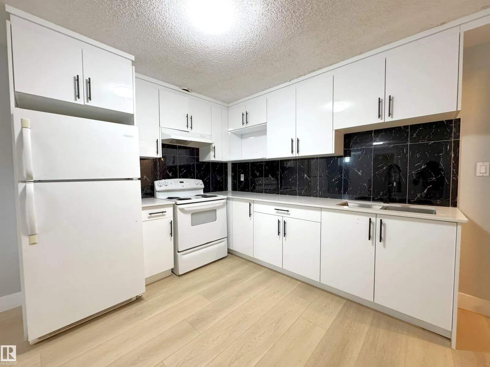 7807 36 AV NW