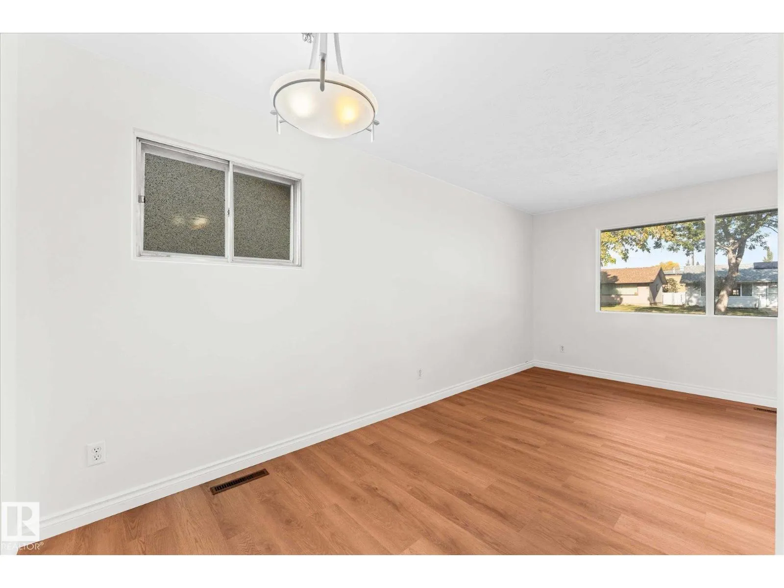 16437 106 AV NW