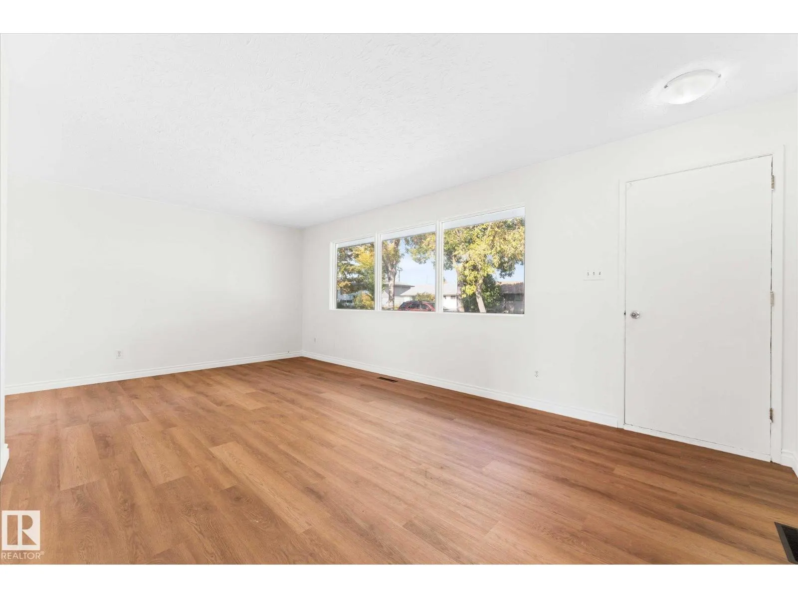 16437 106 AV NW